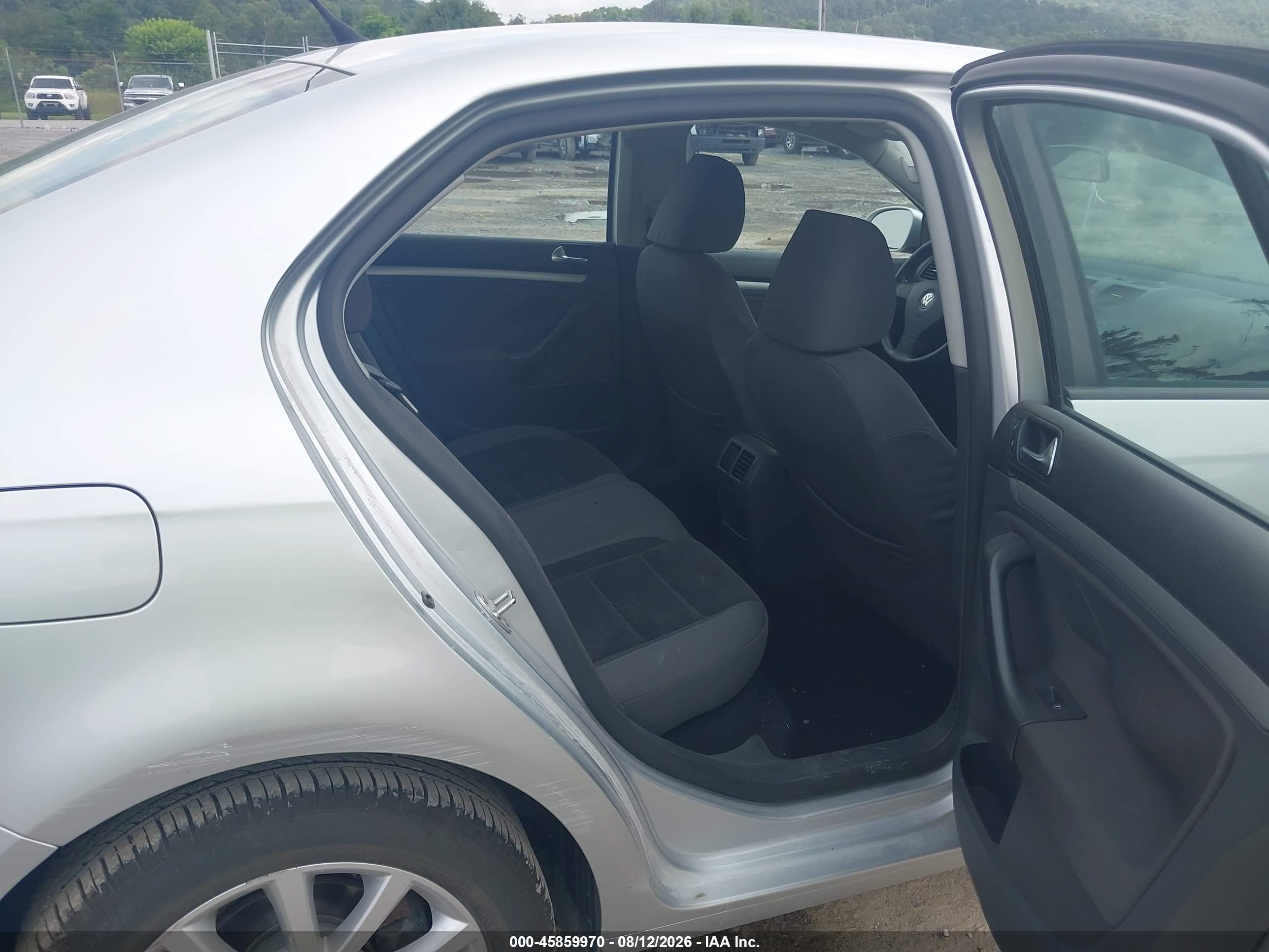 2009 Volkswagen Jetta S Silver vin: 3VWJZ71K09M028925