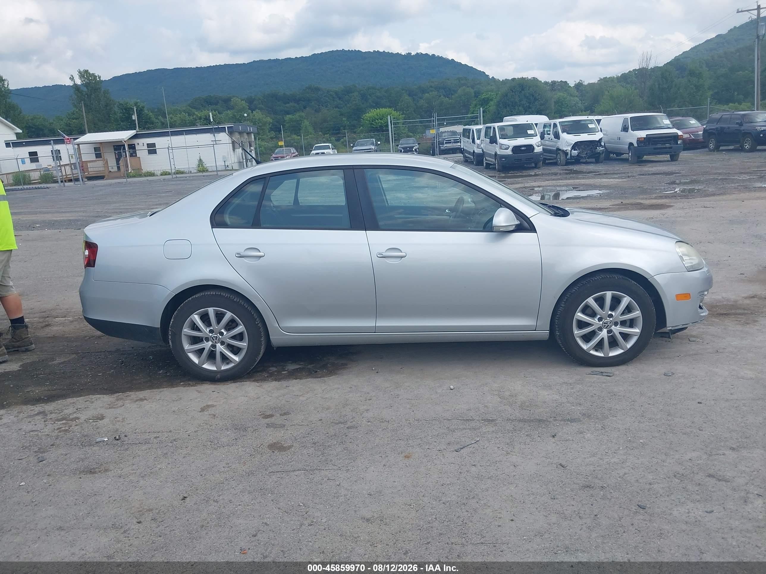 2009 Volkswagen Jetta S Silver vin: 3VWJZ71K09M028925