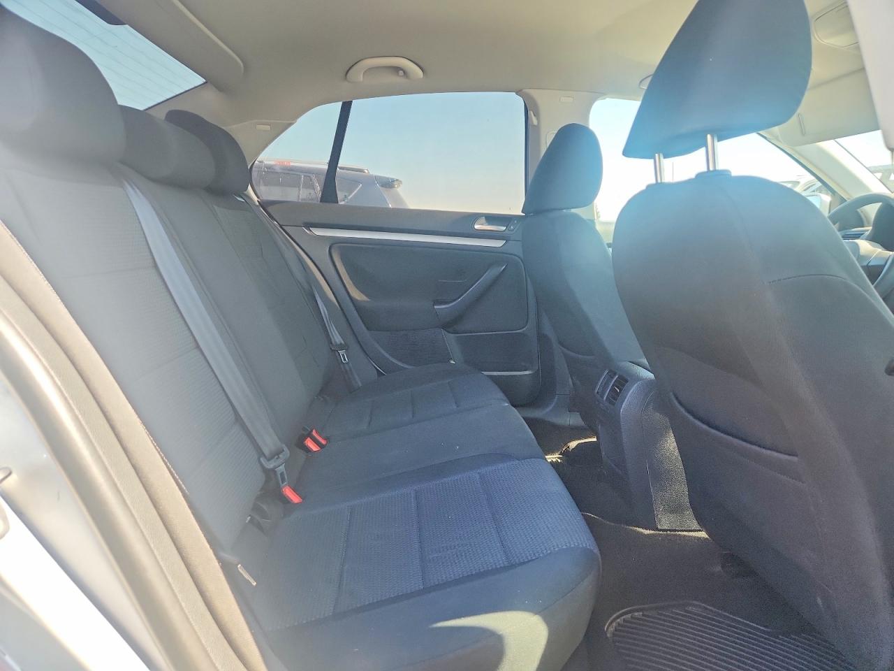 2010 Volkswagen Jetta S Silver vin: 3VWJZ7AJ0AM068563
