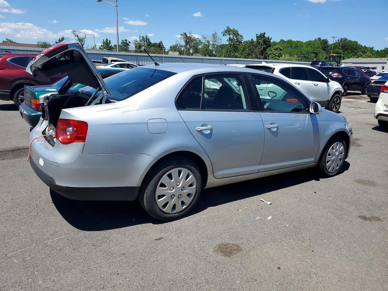2010 Volkswagen Jetta S Silver vin: 3VWJZ7AJ2AM008672