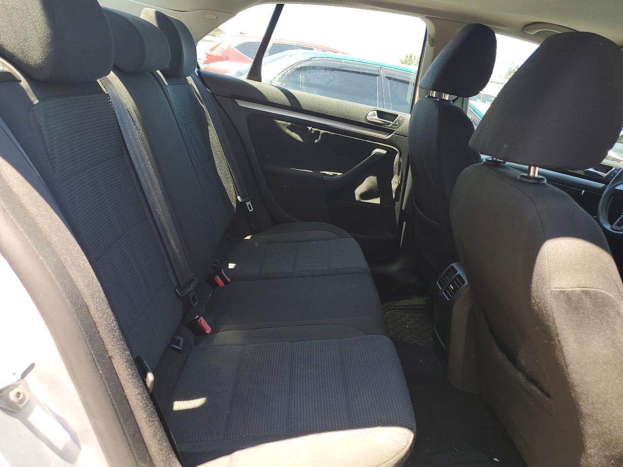 2010 Volkswagen Jetta S Silver vin: 3VWJZ7AJ2AM008672