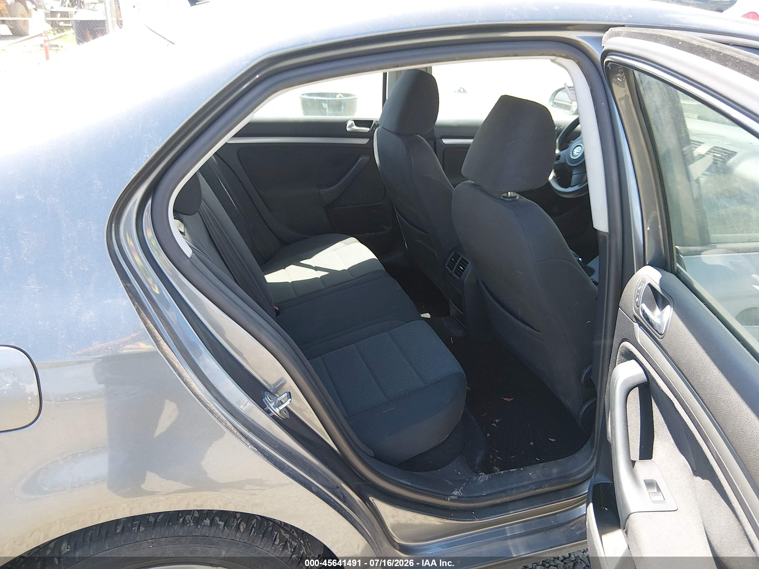 2010 Volkswagen Jetta S Silver vin: 3VWJZ7AJ2AM018764