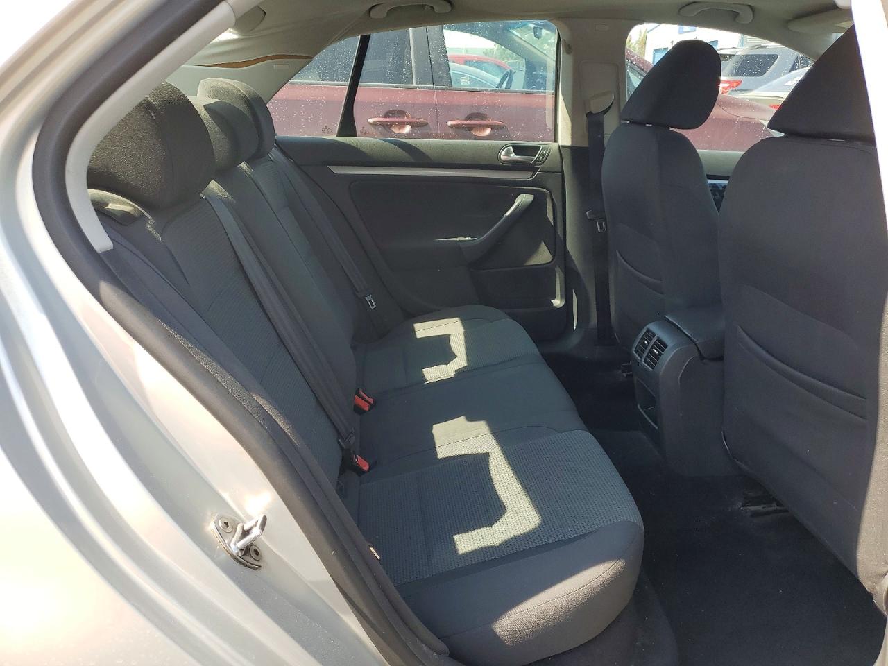 2010 Volkswagen Jetta S Silver vin: 3VWJZ7AJ3AM079590