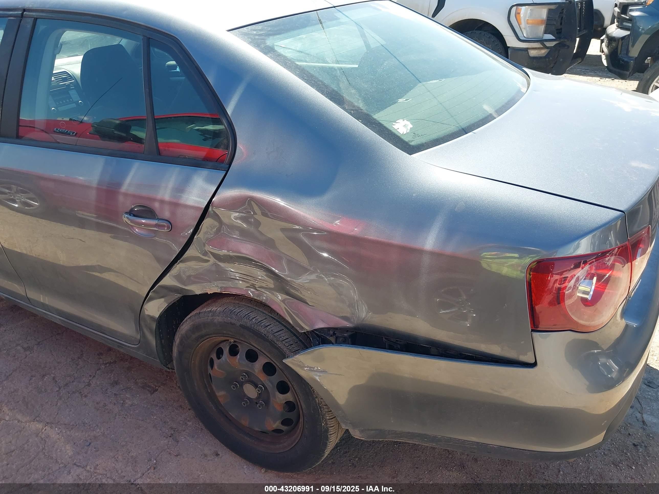 2010 Volkswagen Jetta S Серый vin: 3VWJZ7AJ3AM099581