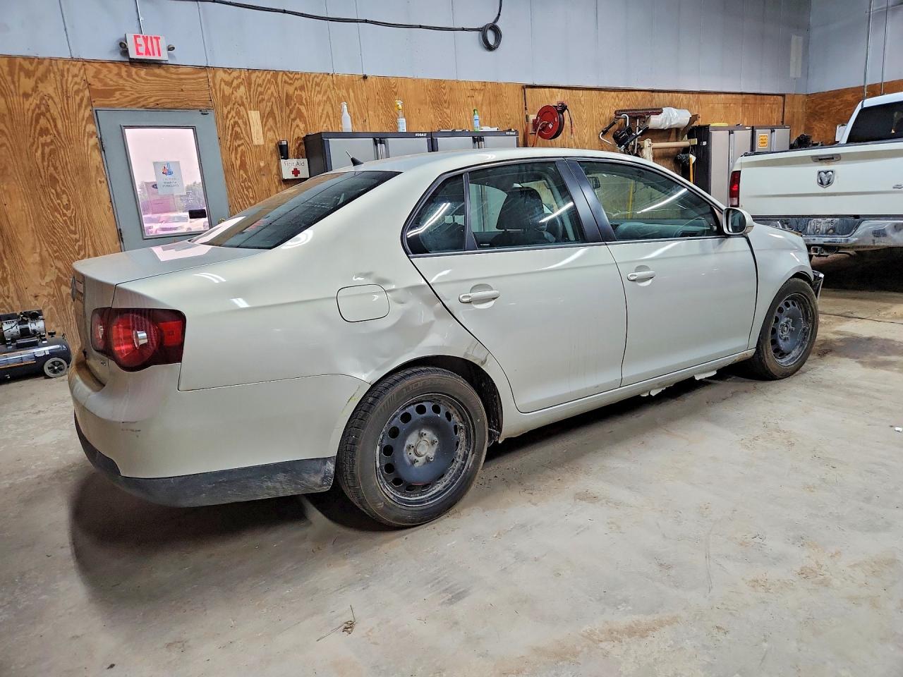 2010 Volkswagen Jetta S Silver vin: 3VWJZ7AJ4AM081137