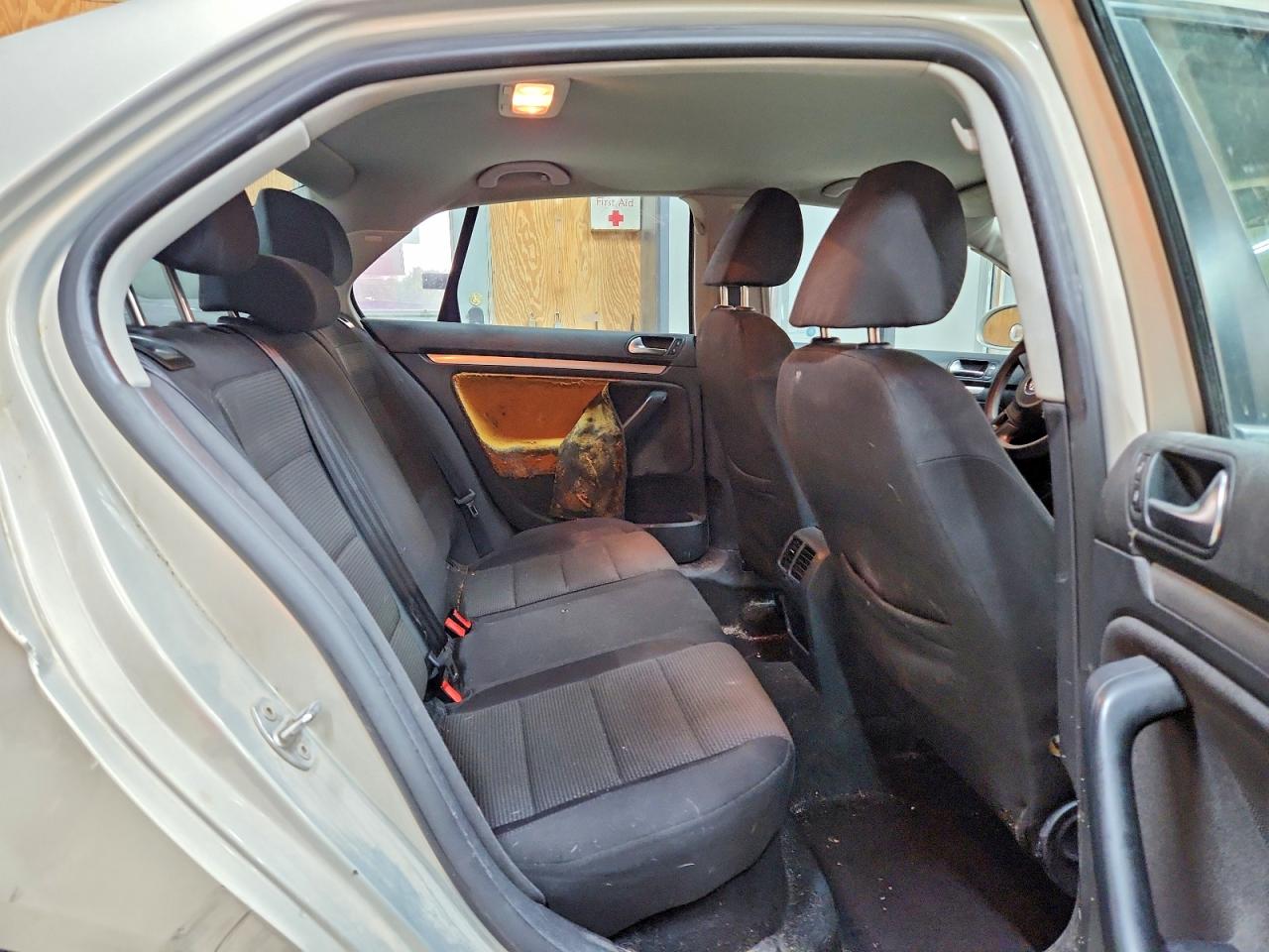 2010 Volkswagen Jetta S Silver vin: 3VWJZ7AJ4AM081137