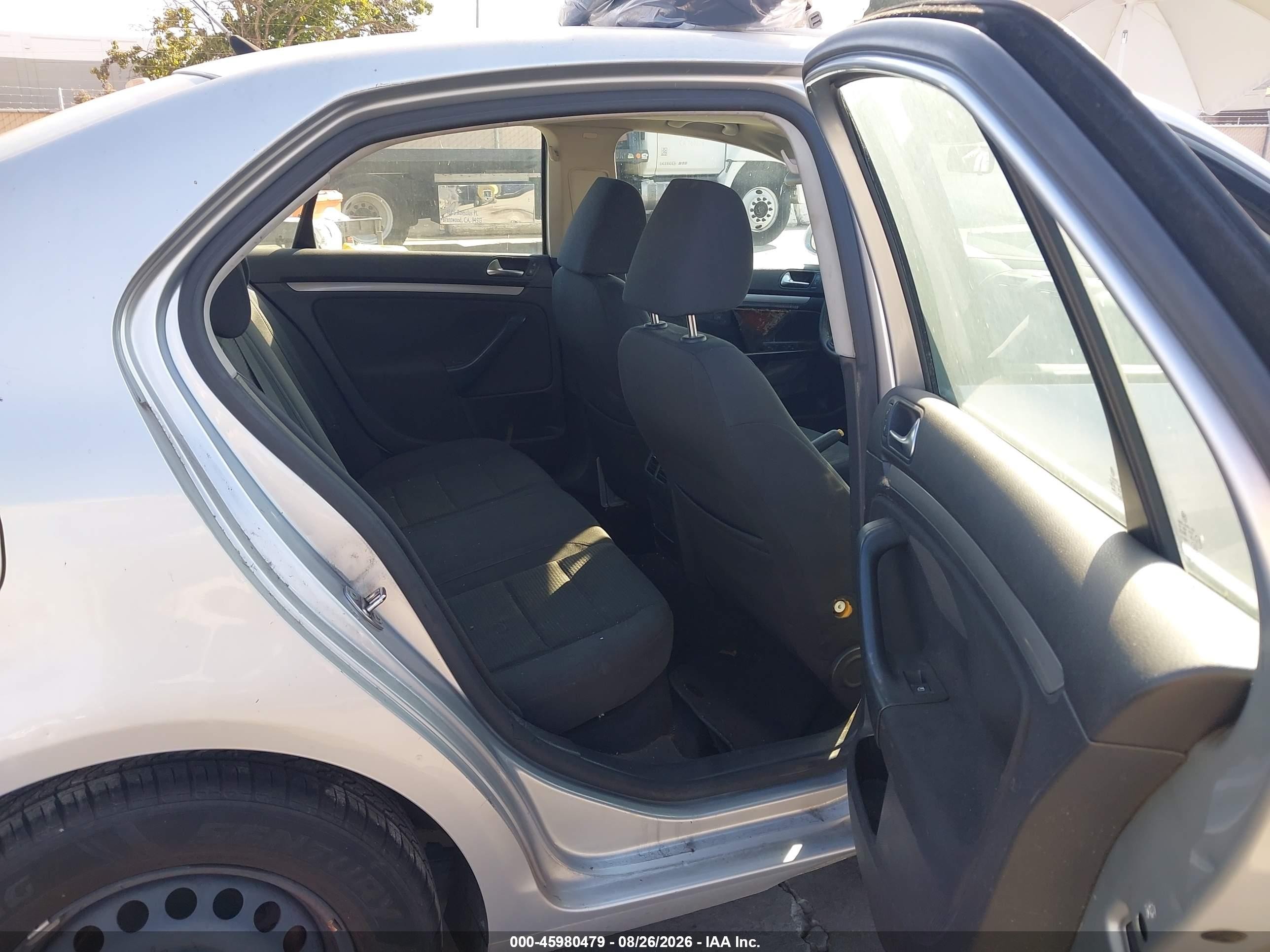 2010 Volkswagen Jetta S Серебряный vin: 3VWJZ7AJ5AM013851