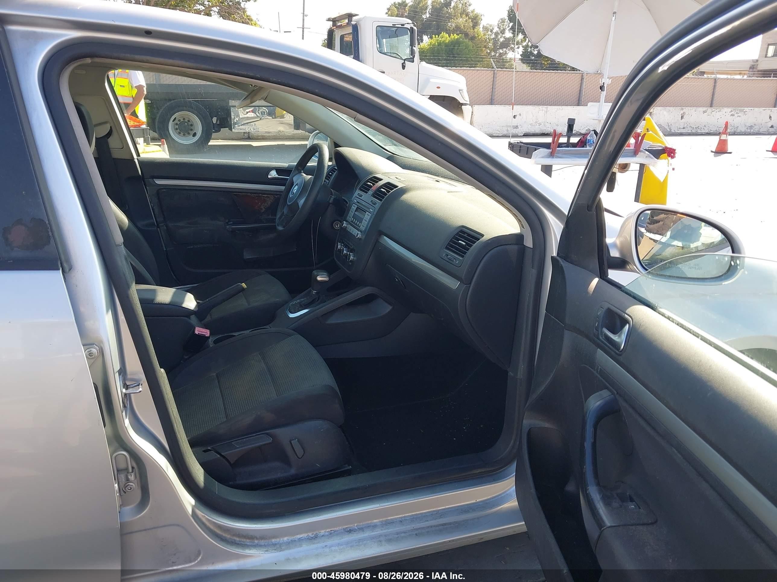 2010 Volkswagen Jetta S Серебряный vin: 3VWJZ7AJ5AM013851