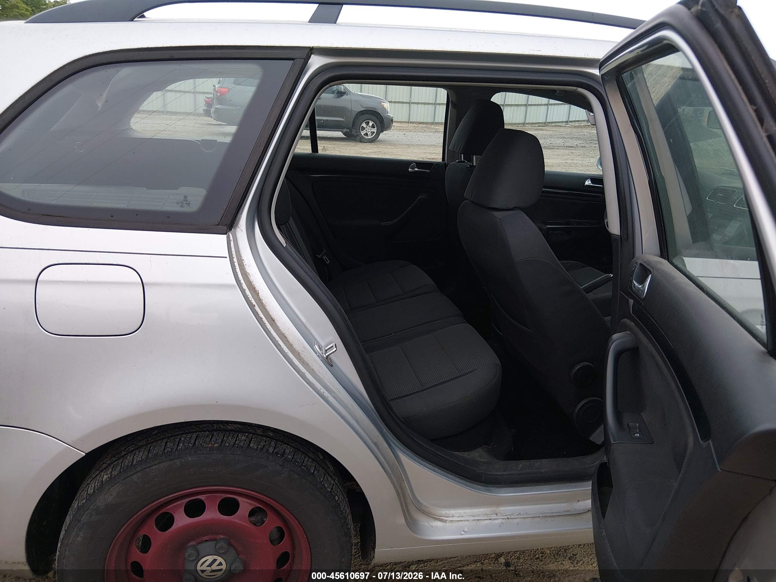 2010 Volkswagen Jetta S Серебряный vin: 3VWKZ7AJ6AM662112