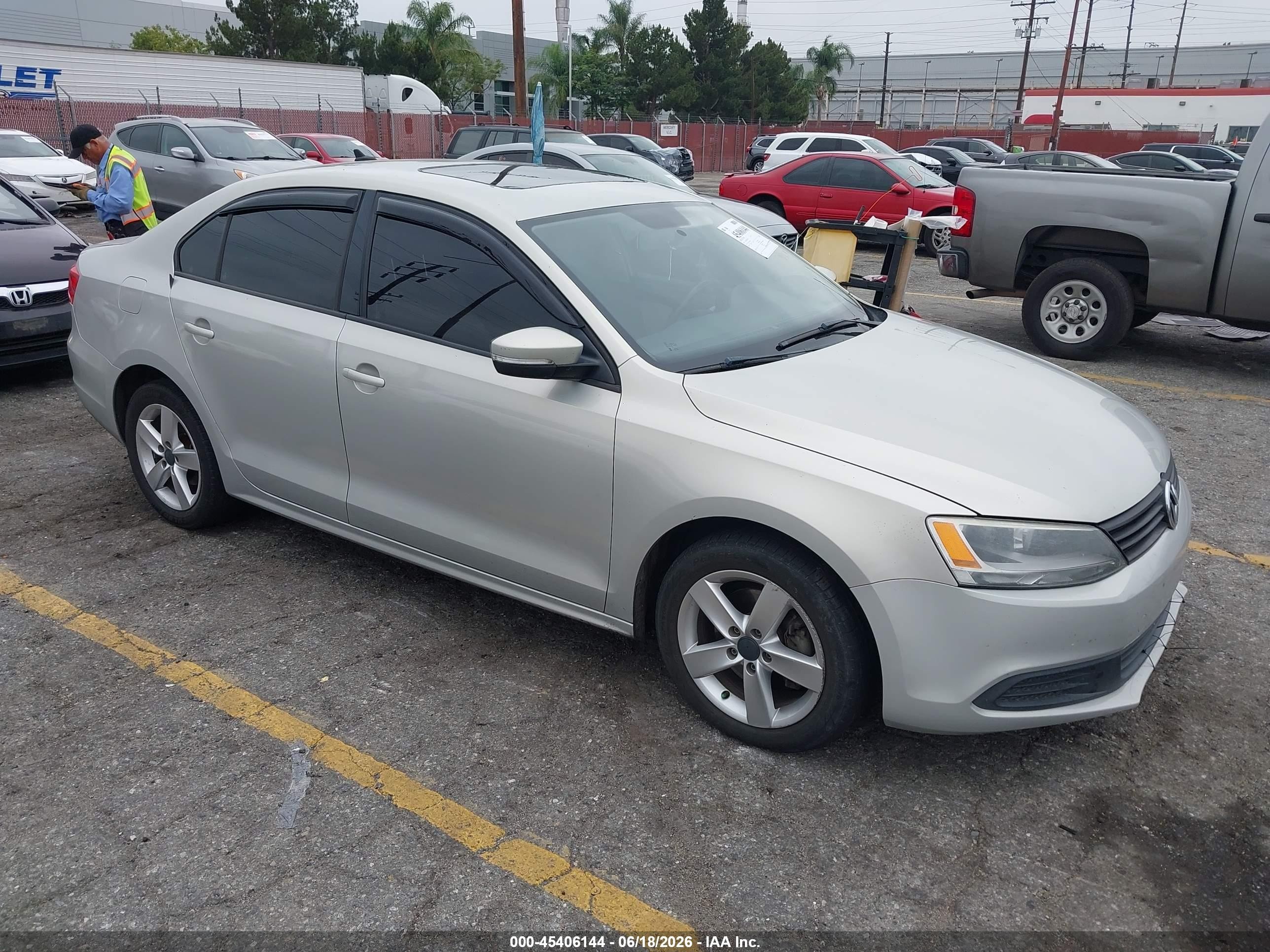 3VWLL7AJ1CM328045