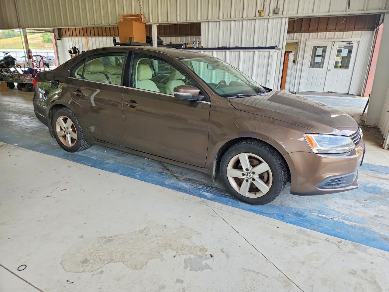 2013 Volkswagen Jetta Tdi Brown vin: 3VWLL7AJ6DM372320