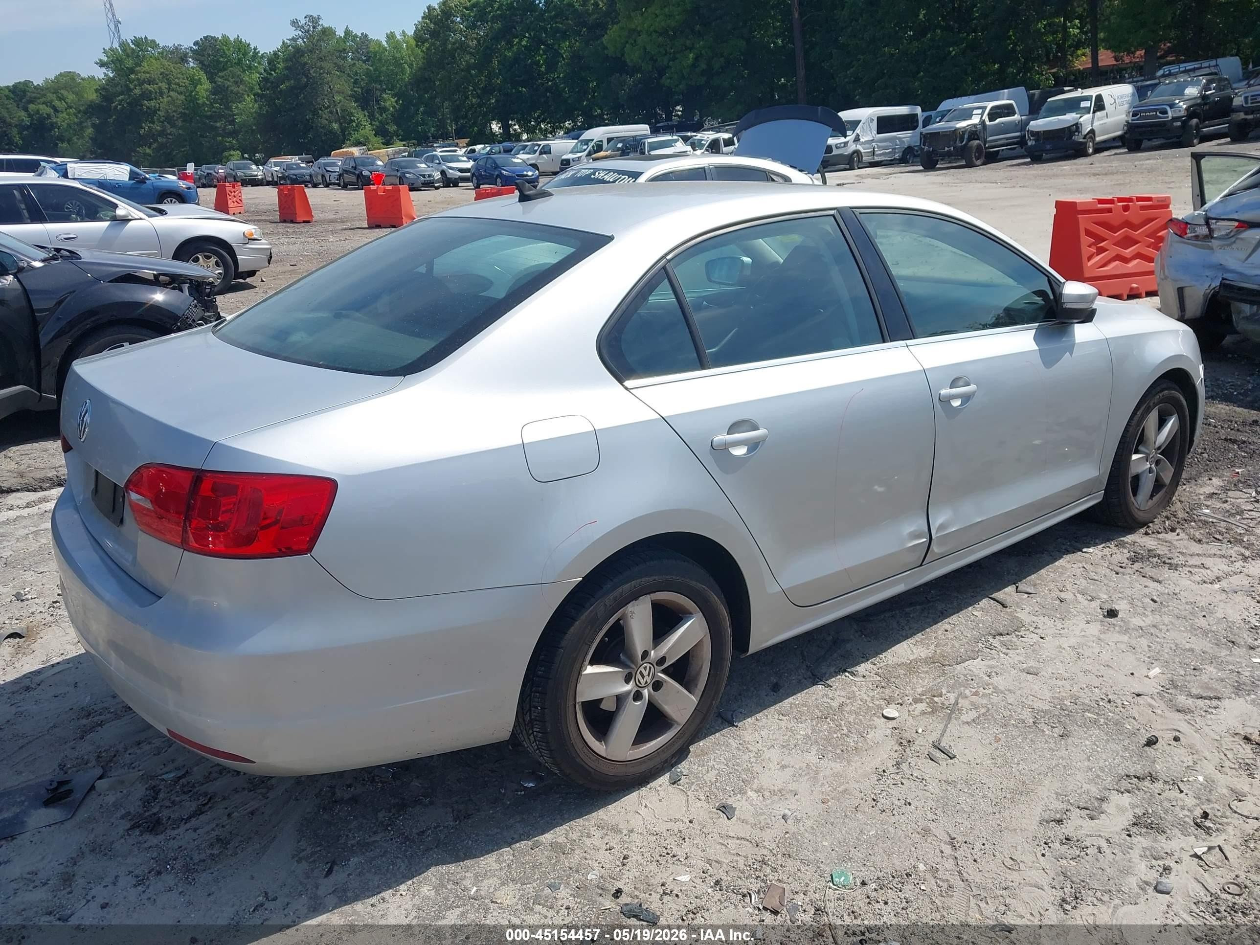 2013 Volkswagen Jetta 2.0l Tdi Серебряный vin: 3VWLL7AJ6DM394401