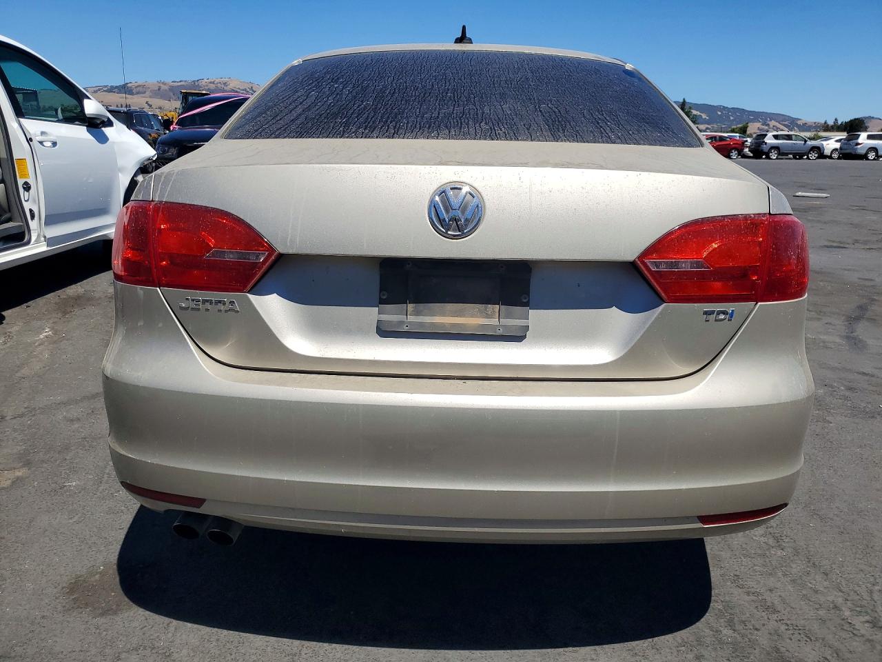 2013 Volkswagen Jetta Tdi Tan vin: 3VWLL7AJ7DM206579