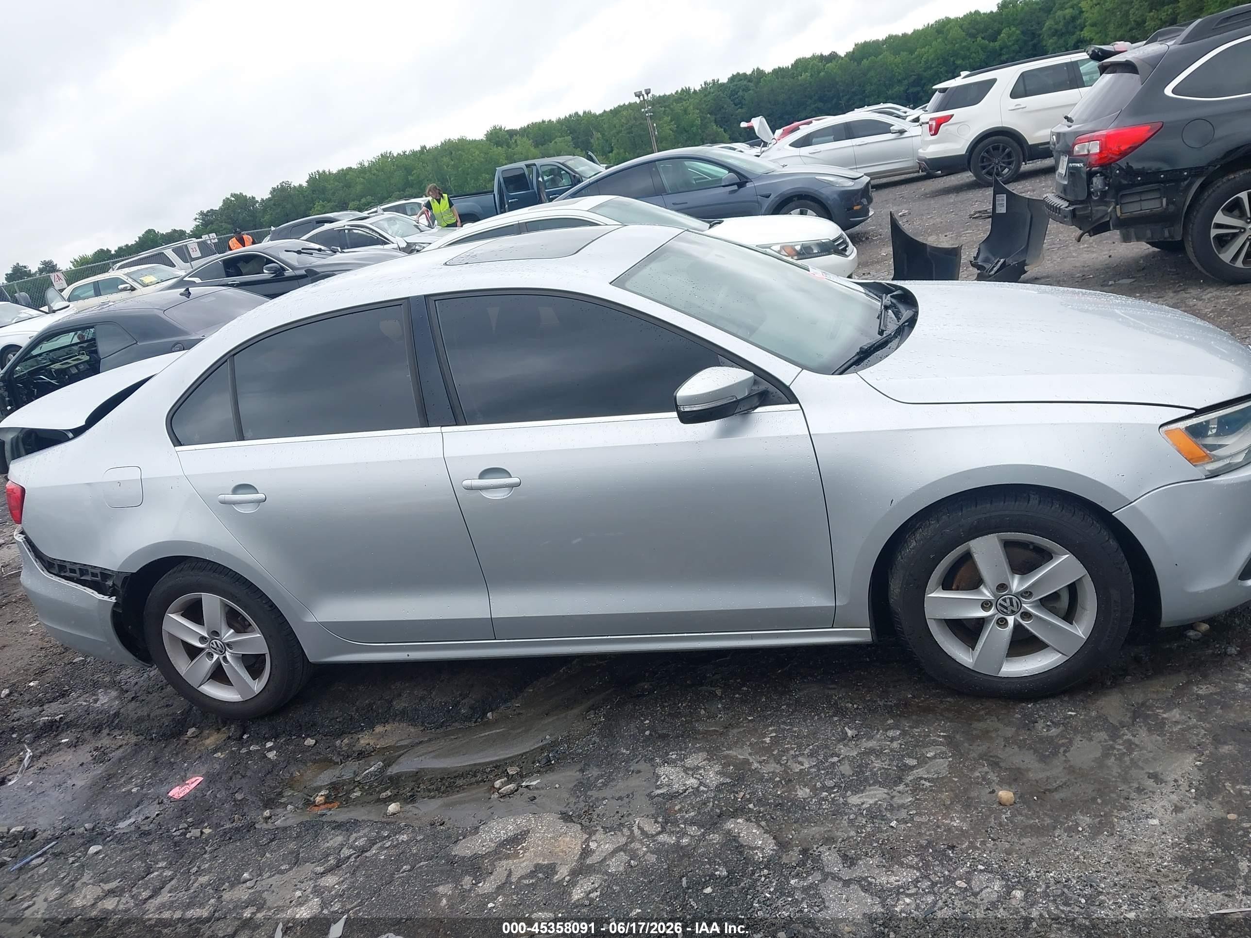 2013 Volkswagen Jetta 2.0l Tdi Серебряный vin: 3VWLL7AJ7DM416048