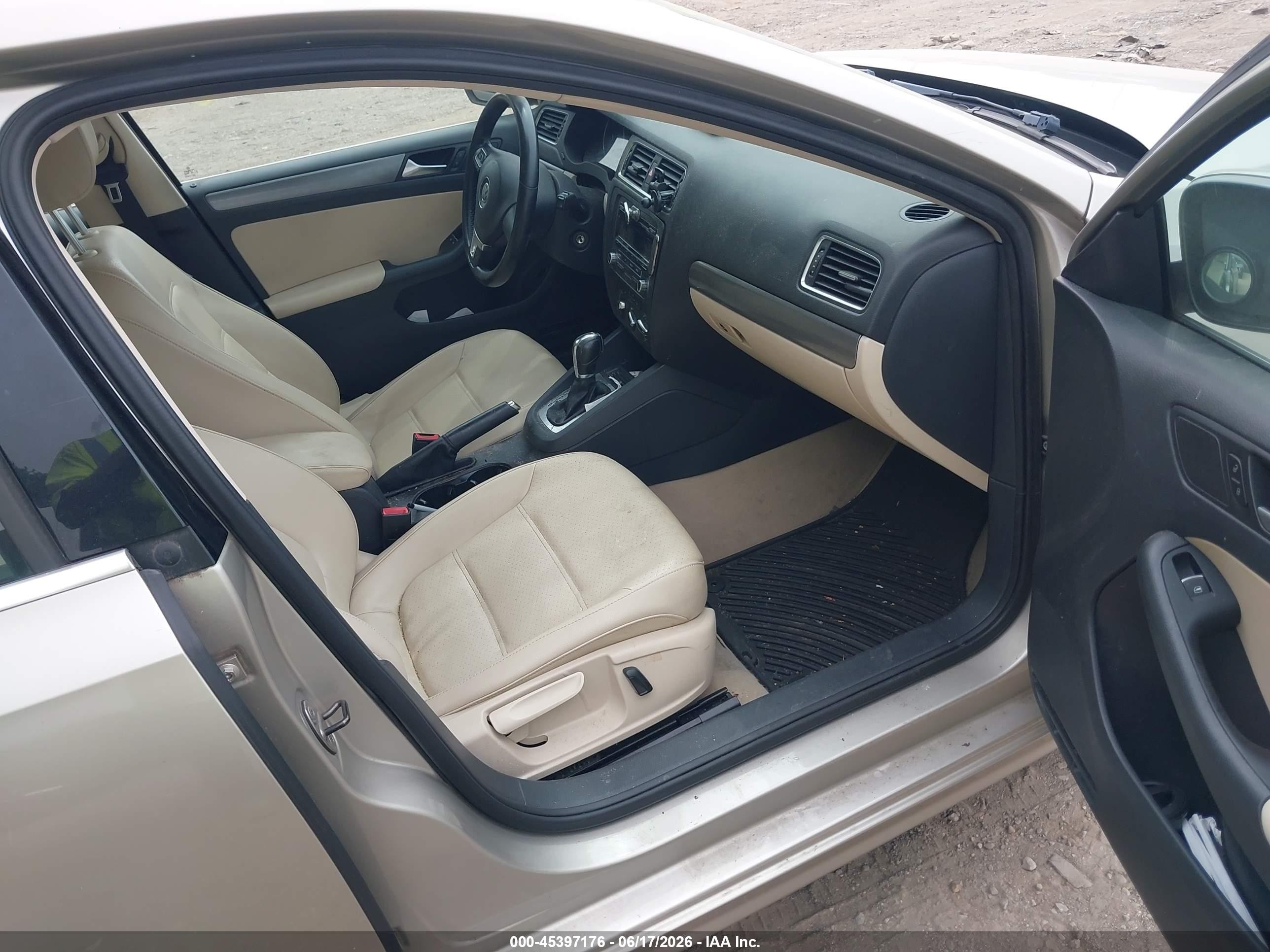 2014 Volkswagen Jetta 2.0l Tdi Beige vin: 3VWLL7AJ9EM264355