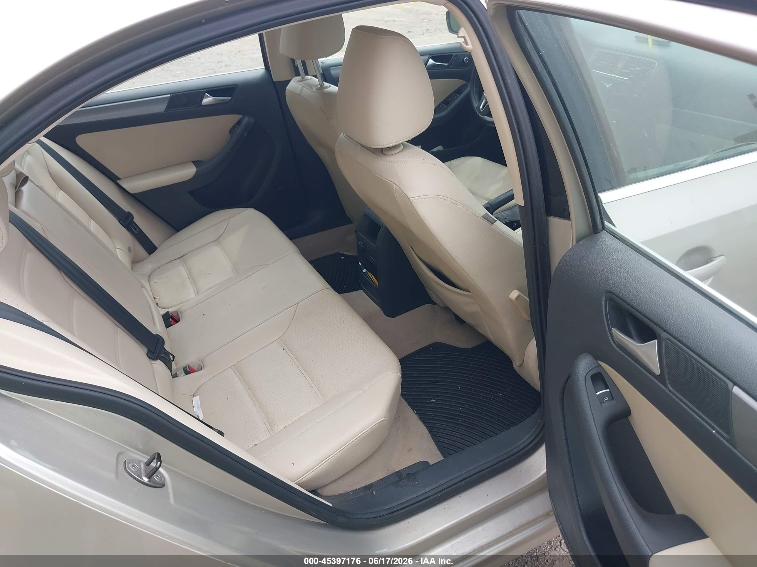2014 Volkswagen Jetta 2.0l Tdi Beige vin: 3VWLL7AJ9EM264355