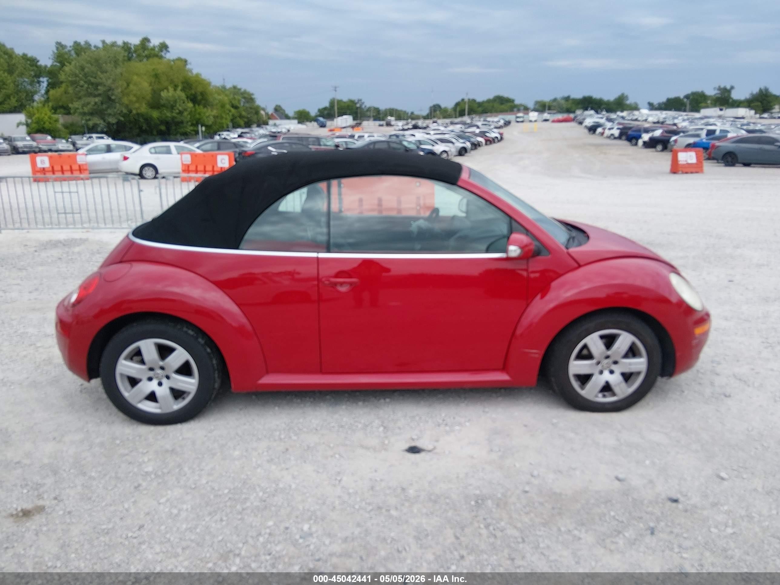 2007 Volkswagen New Beetle 2.5 Red vin: 3VWPF31Y27M401069