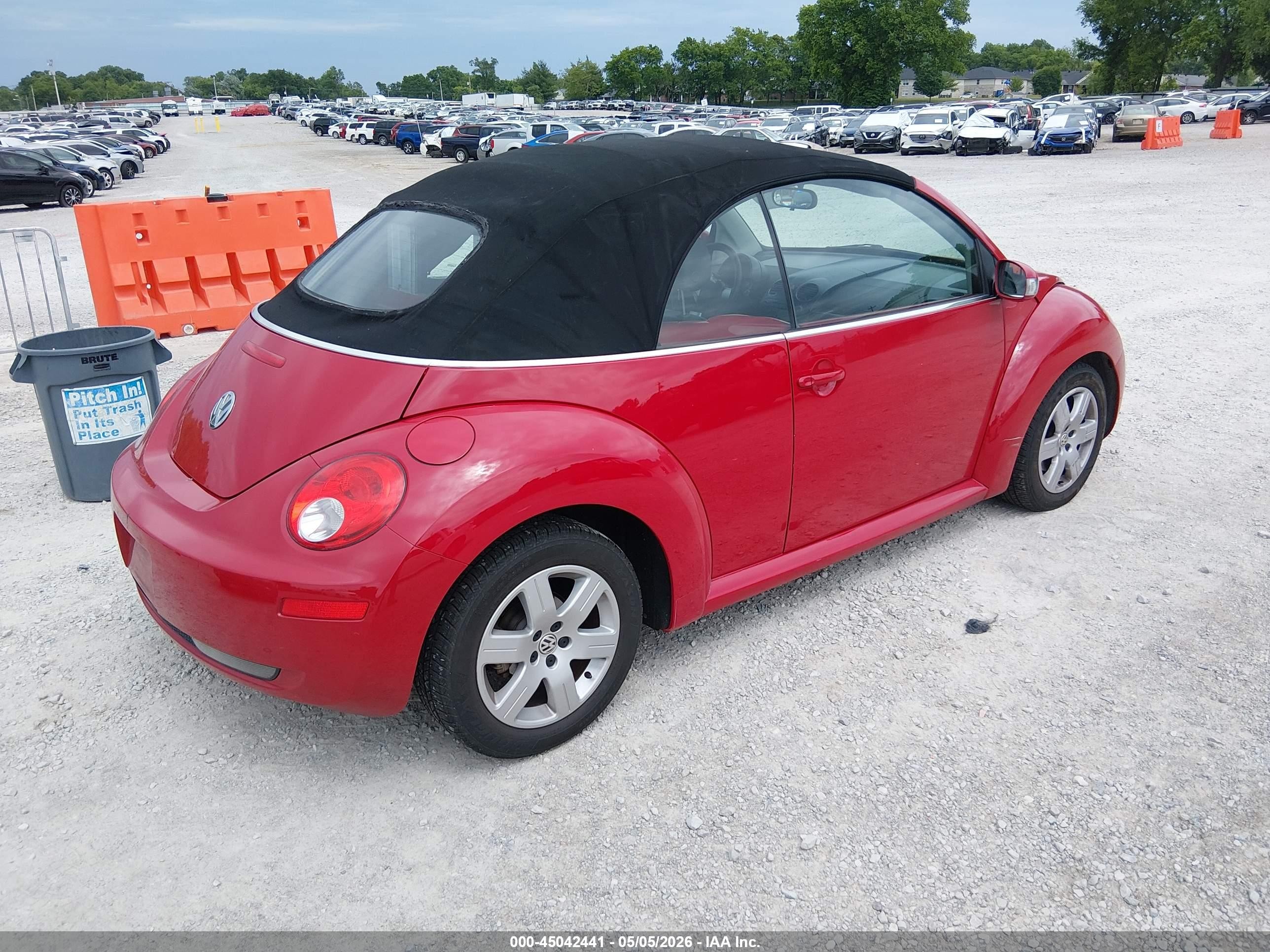 2007 Volkswagen New Beetle 2.5 Red vin: 3VWPF31Y27M401069