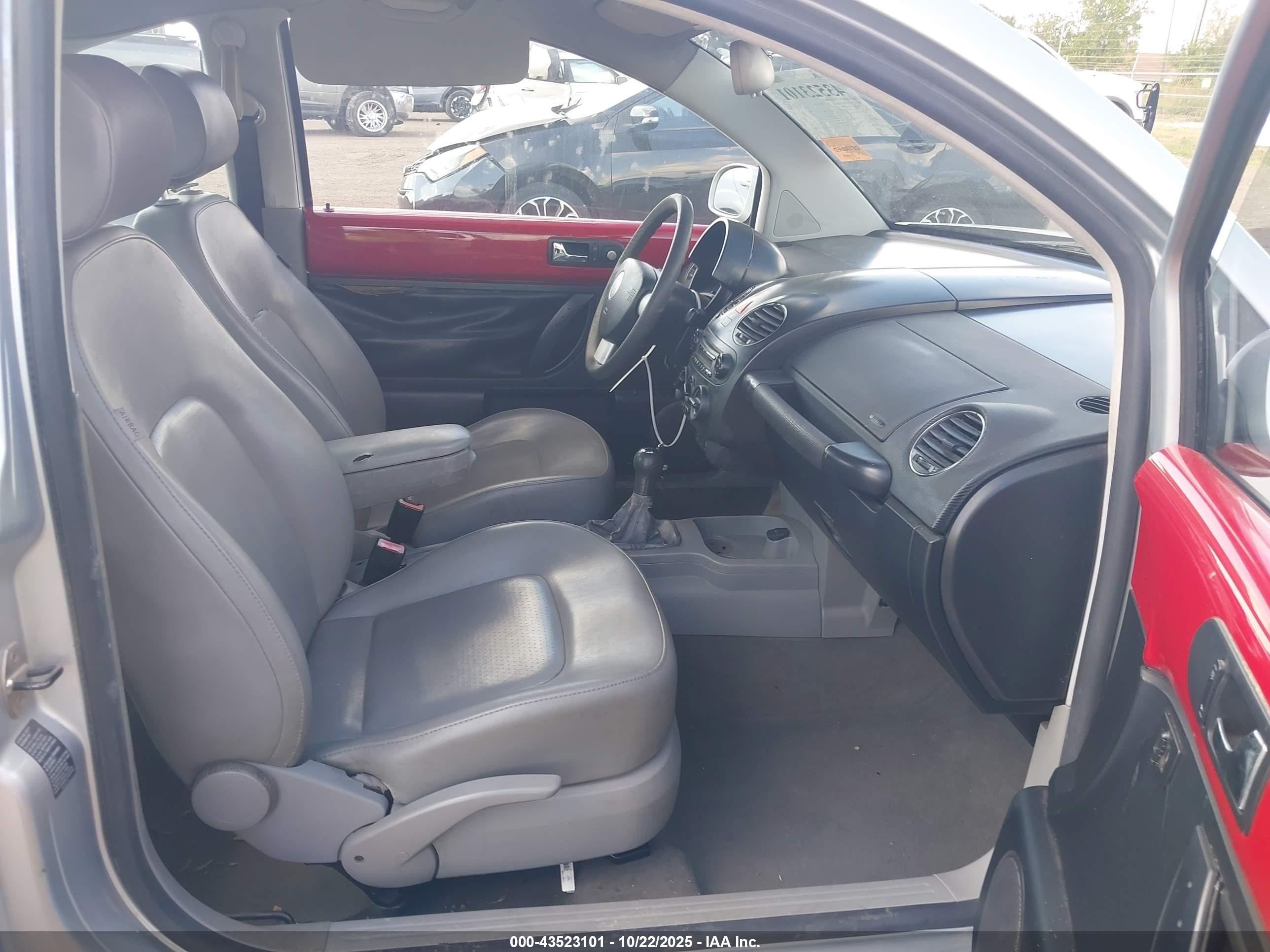 2006 Volkswagen New Beetle 2.5 Серебряный vin: 3VWPW31C46M403280