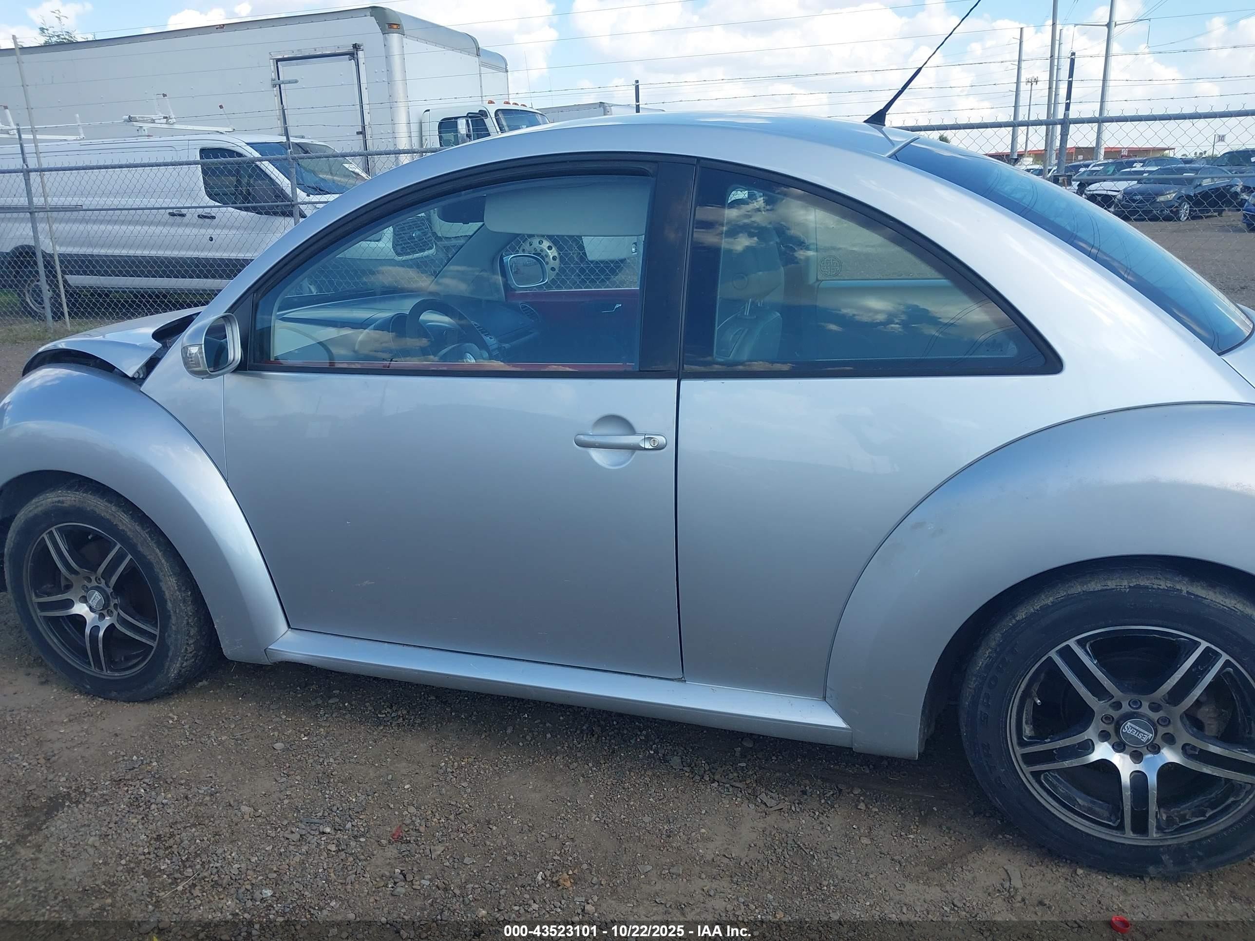 2006 Volkswagen New Beetle 2.5 Серебряный vin: 3VWPW31C46M403280