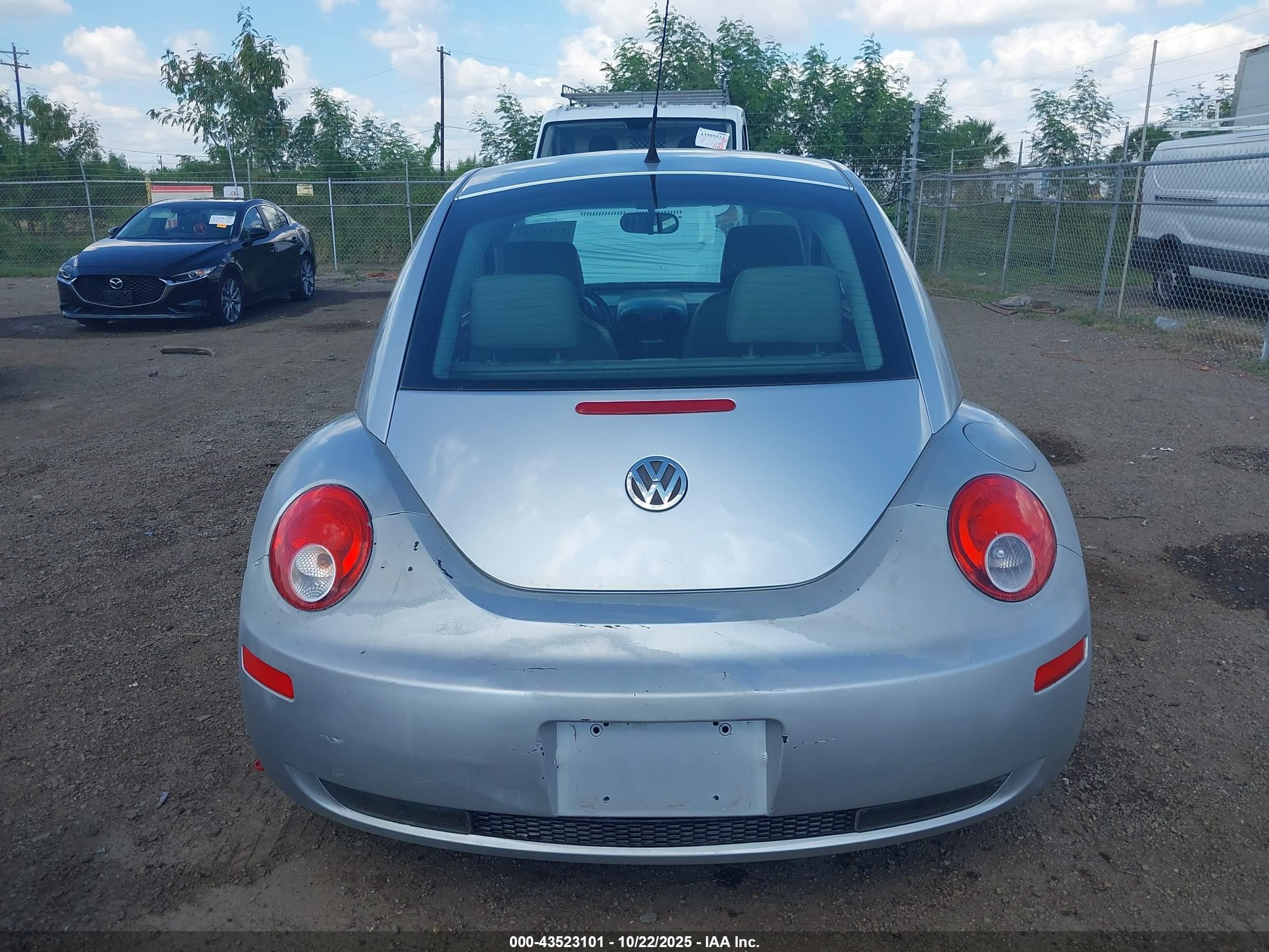 2006 Volkswagen New Beetle 2.5 Серебряный vin: 3VWPW31C46M403280