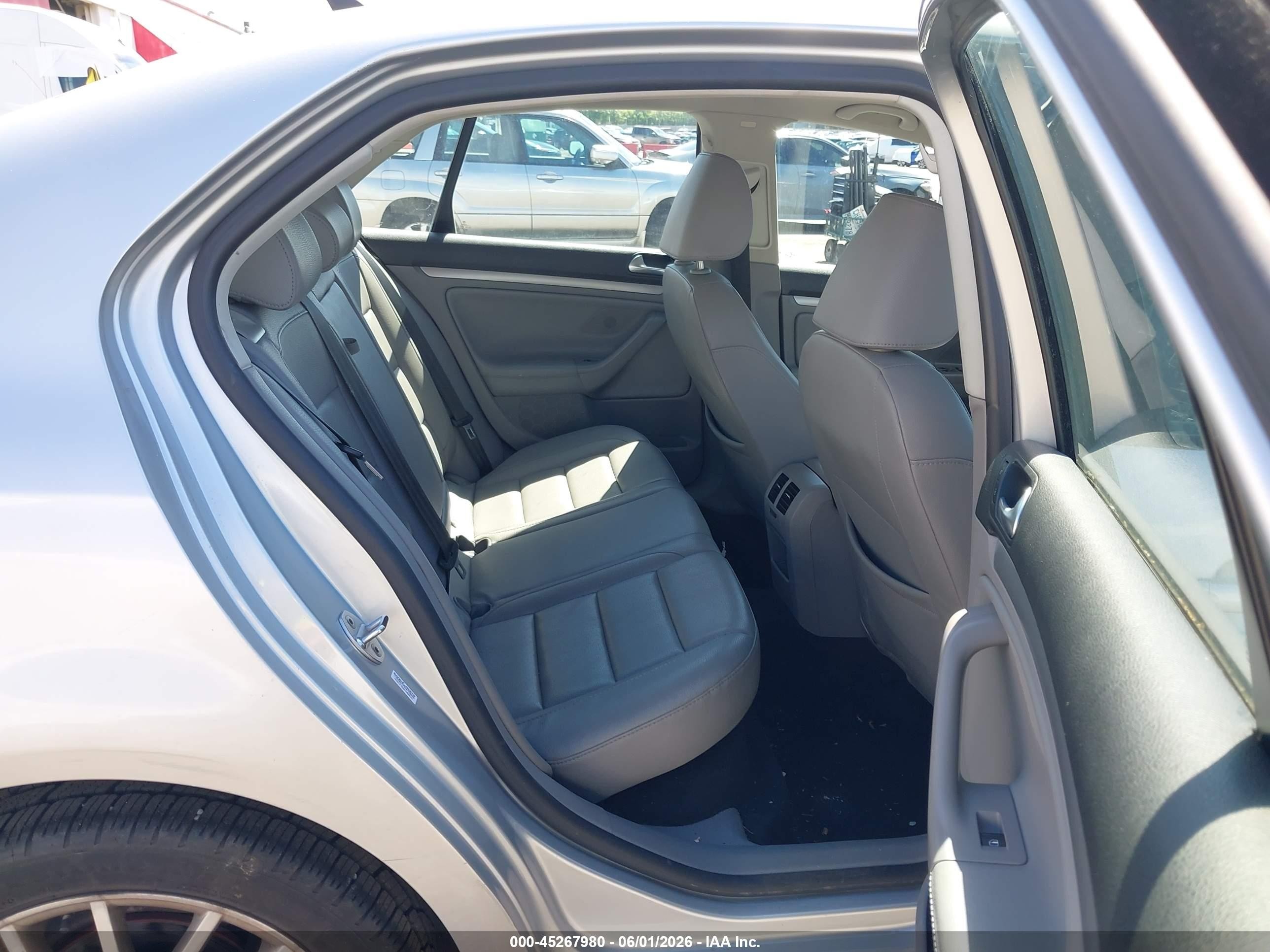 2009 Volkswagen Jetta Wolfsburg Edition Silver vin: 3VWRA71K19M043430