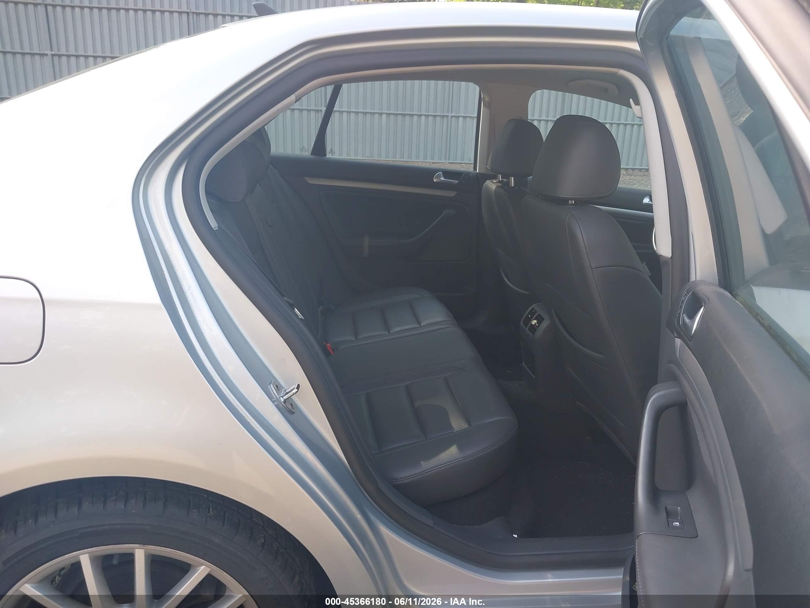 2008 Volkswagen Jetta Wolfsburg Edition Silver vin: 3VWRA71K48M180148
