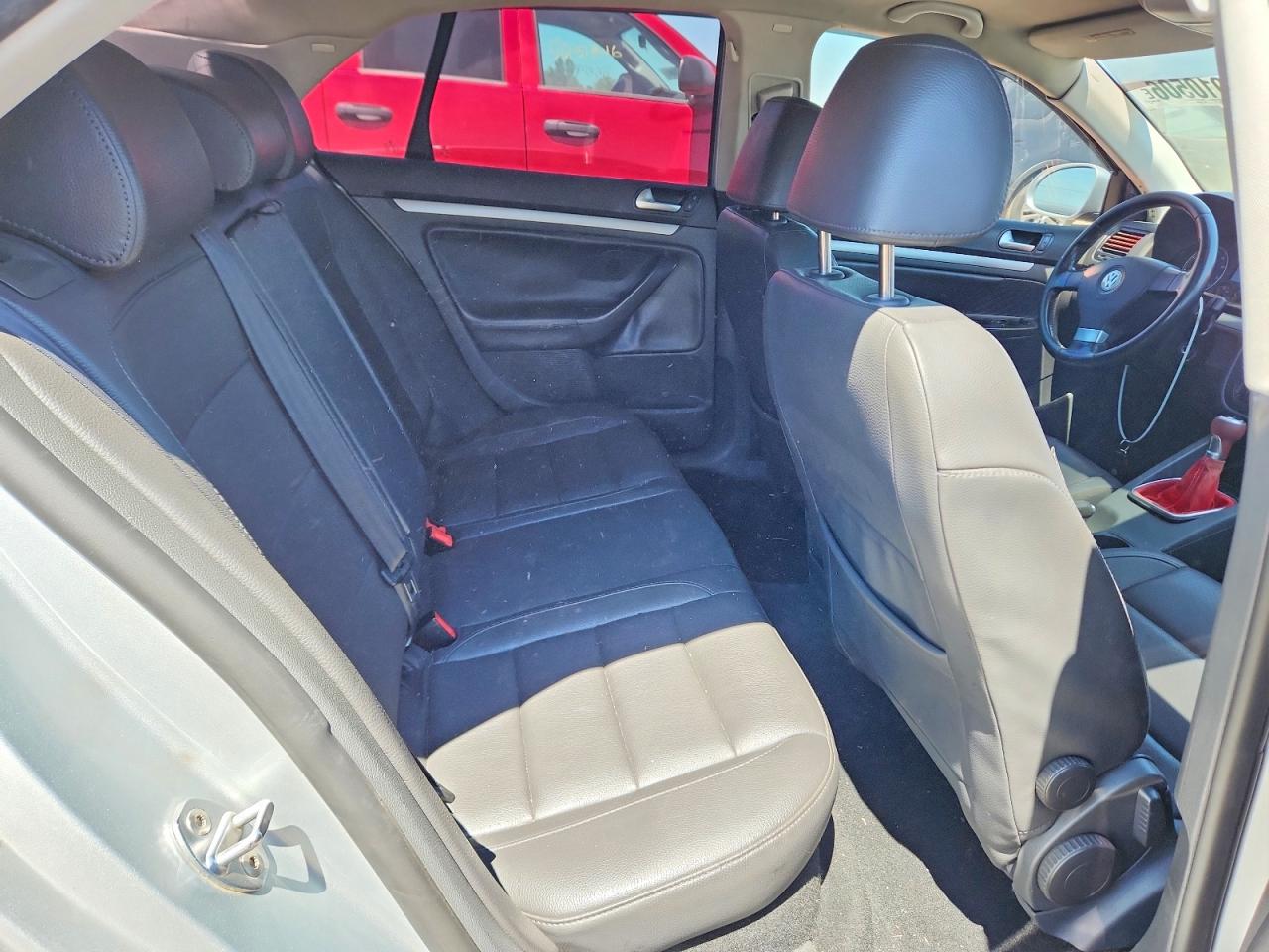2008 Volkswagen Jetta Серебряный vin: 3VWRA71K98M190190