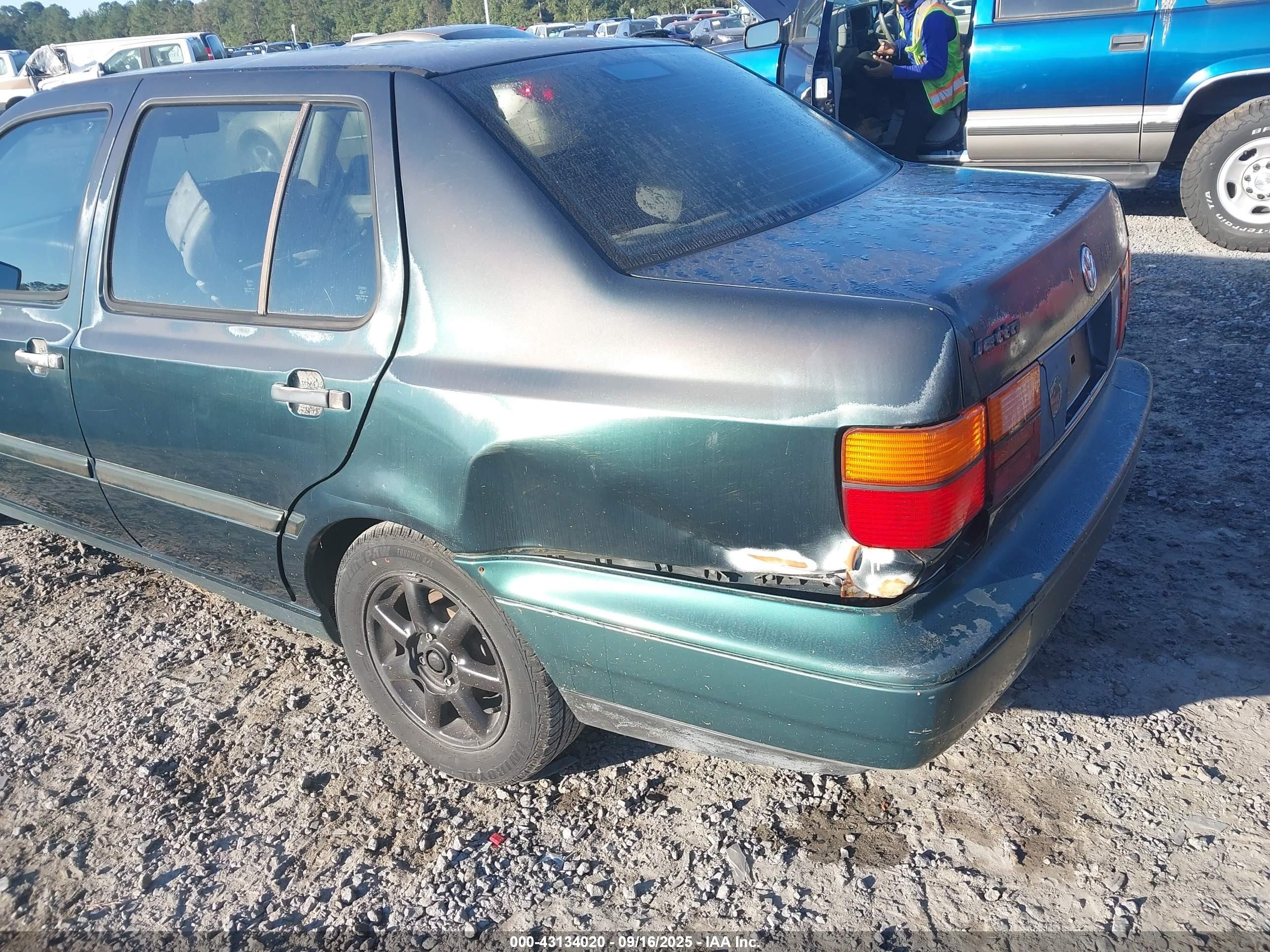1999 Volkswagen Jetta Gl Green vin: 3VWRA81H7XM230551