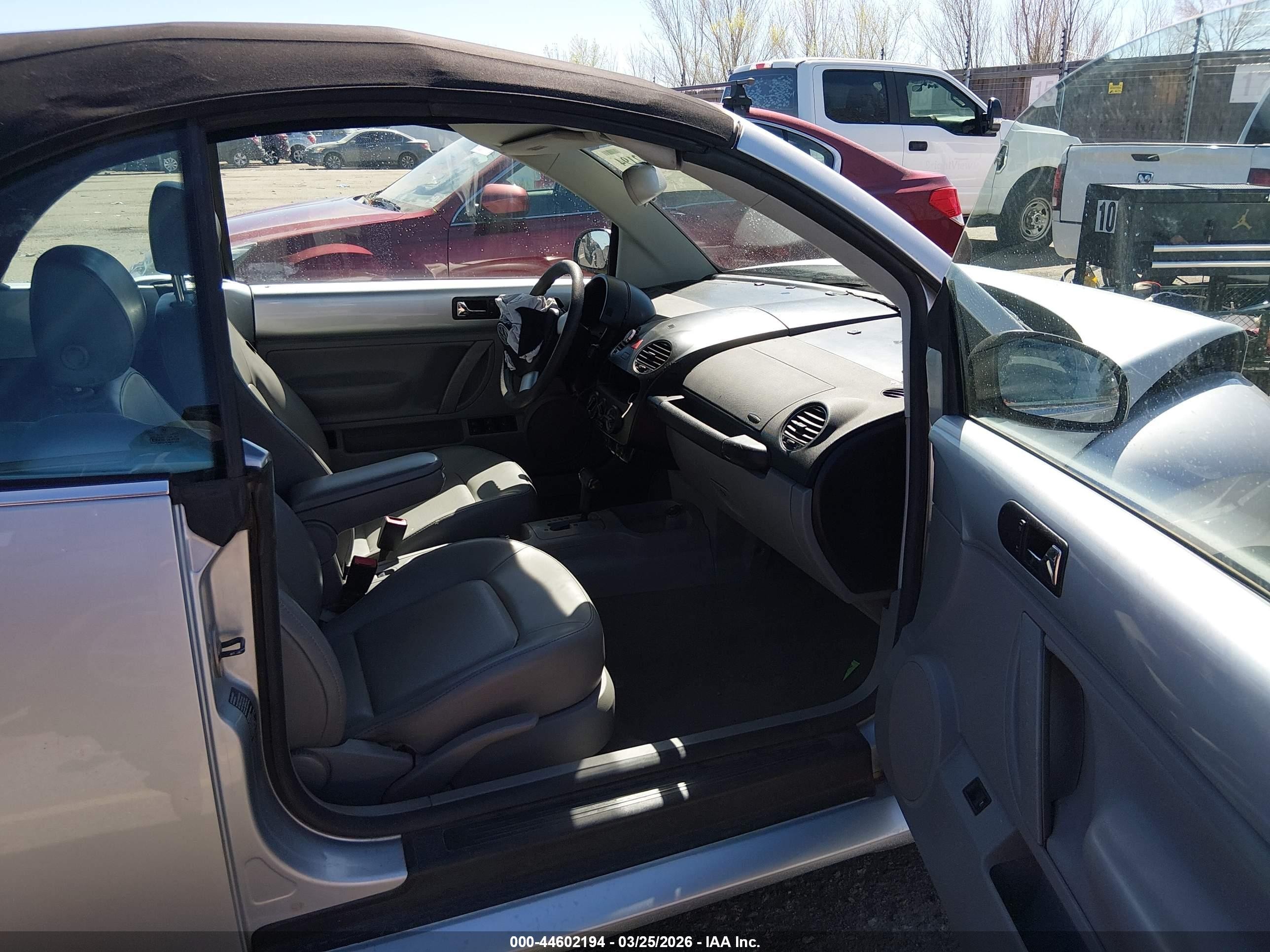 2007 Volkswagen New Beetle 2.5 Silver vin: 3VWRF31Y07M401080