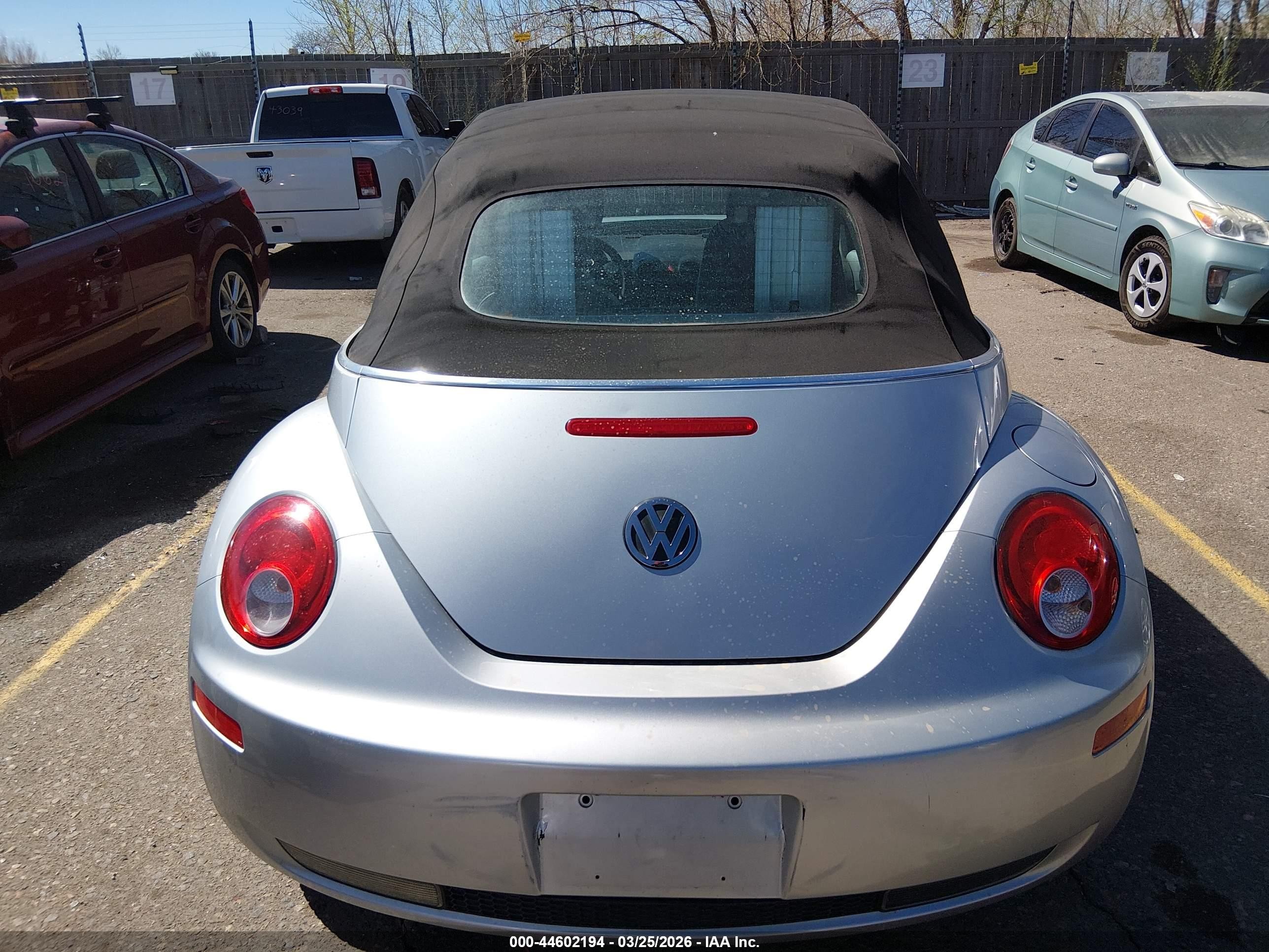 2007 Volkswagen New Beetle 2.5 Silver vin: 3VWRF31Y07M401080
