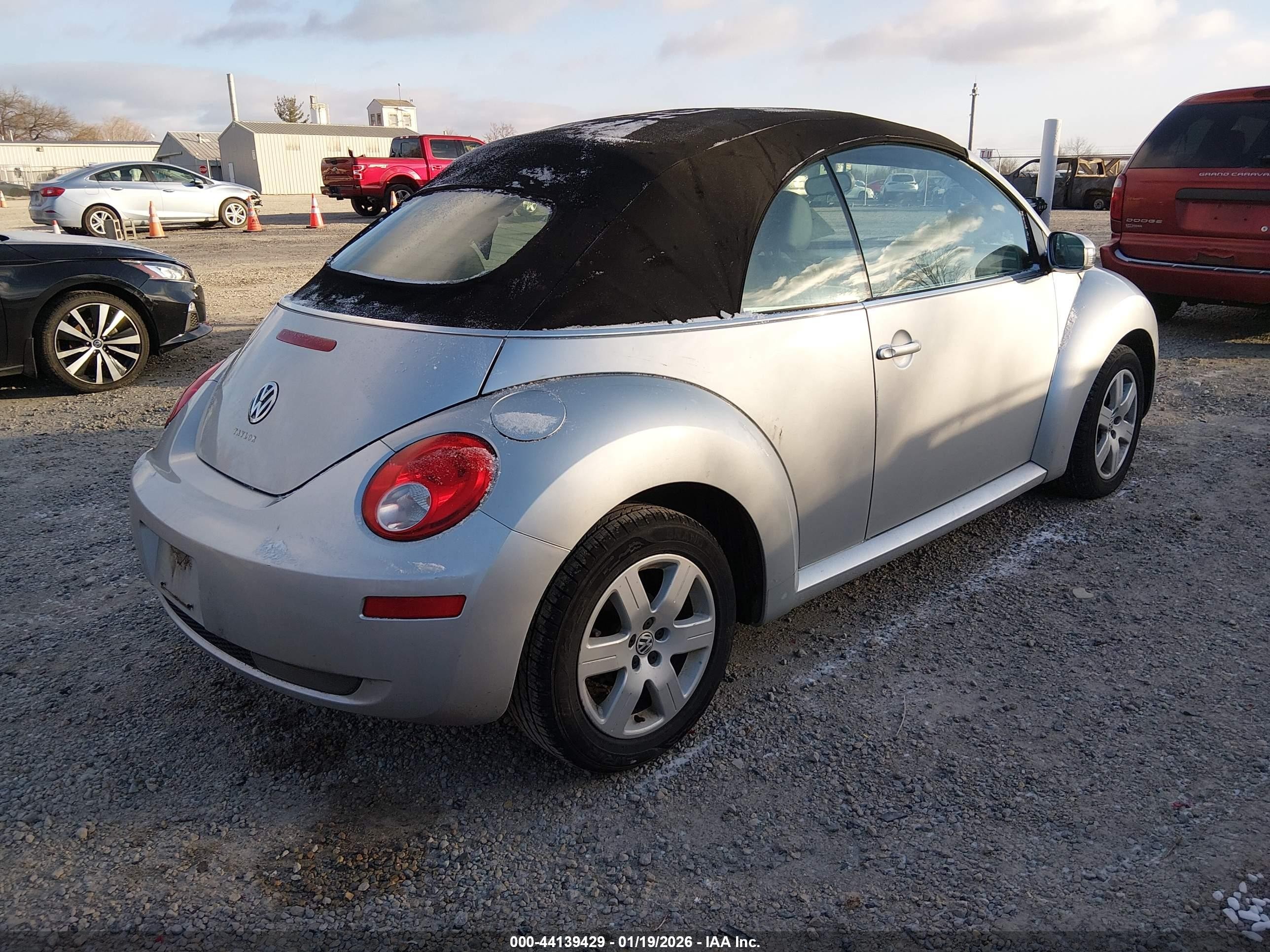 2007 Volkswagen New Beetle 2.5 Серебряный vin: 3VWRF31Y17M411374
