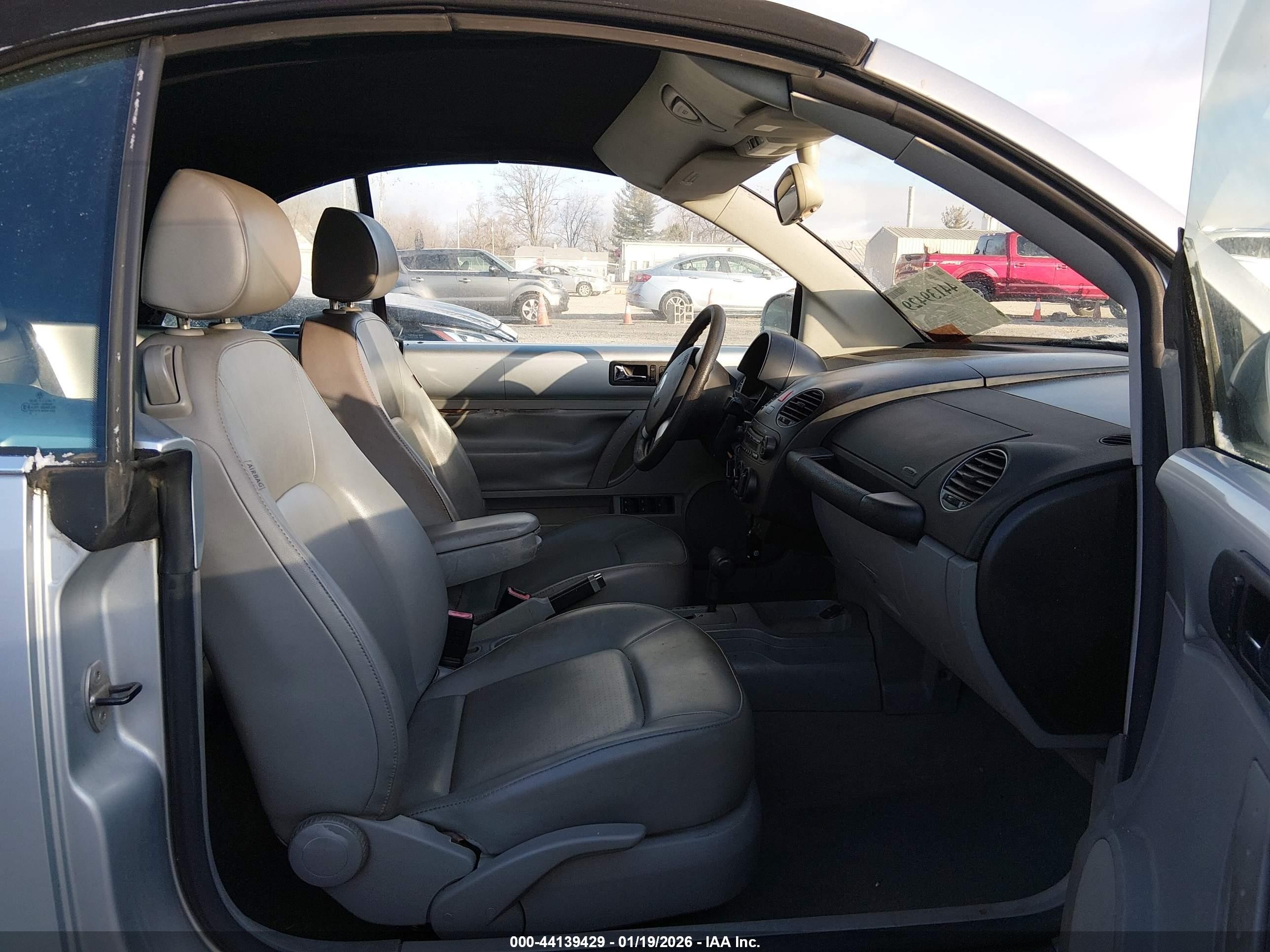 2007 Volkswagen New Beetle 2.5 Серебряный vin: 3VWRF31Y17M411374