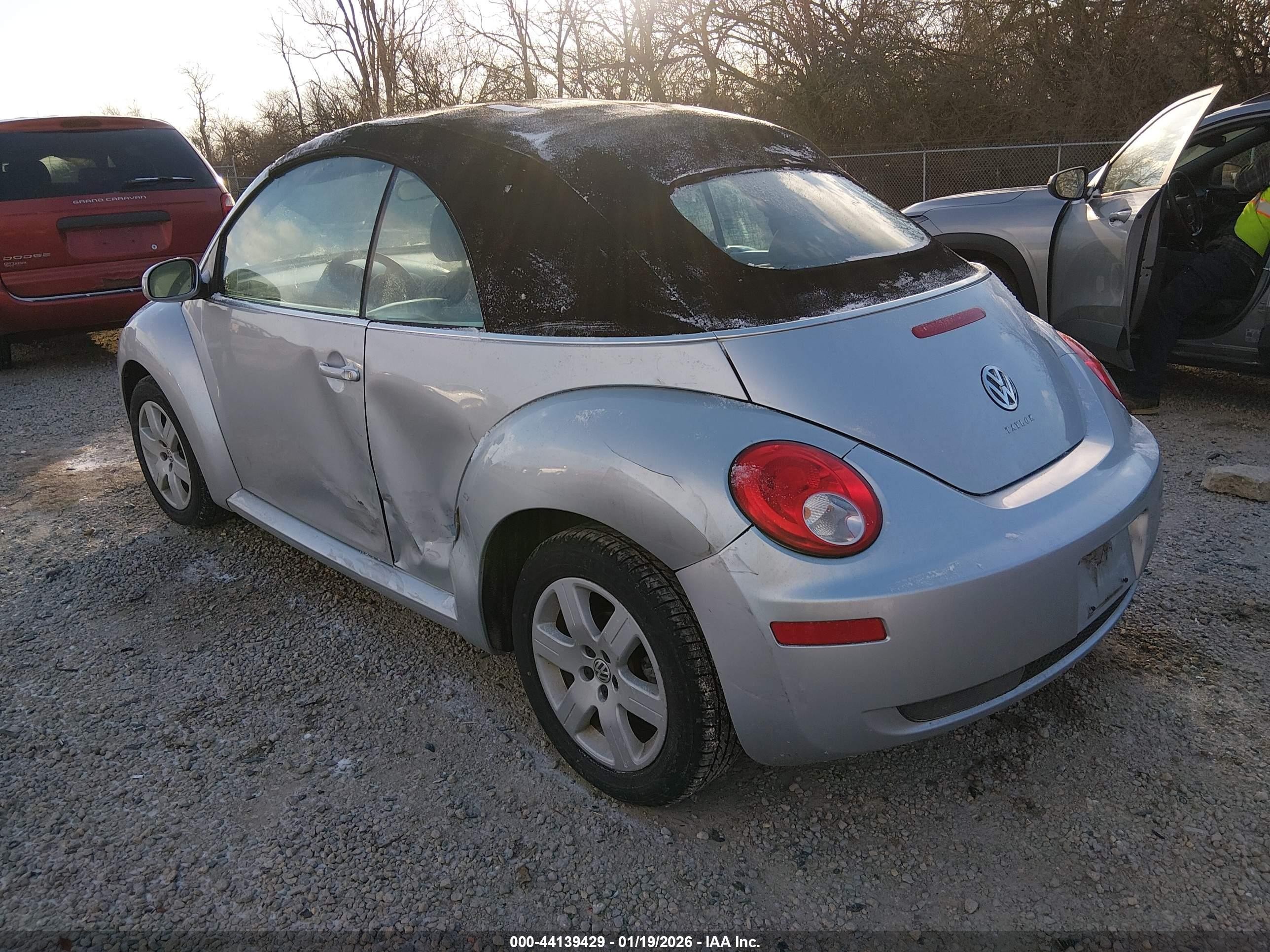 2007 Volkswagen New Beetle 2.5 Серебряный vin: 3VWRF31Y17M411374