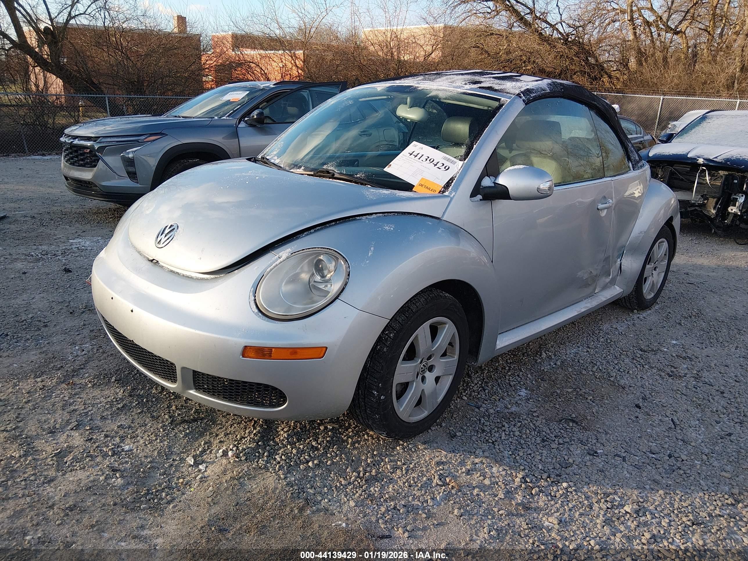 2007 Volkswagen New Beetle 2.5 Серебряный vin: 3VWRF31Y17M411374