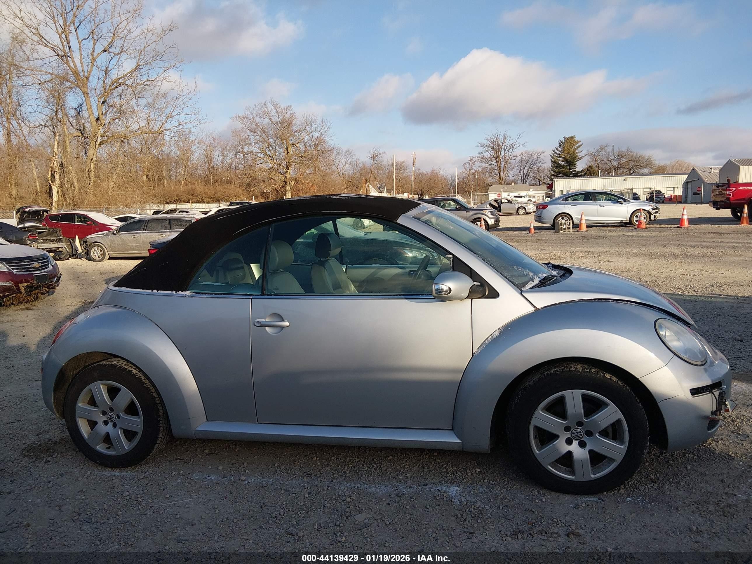 2007 Volkswagen New Beetle 2.5 Серебряный vin: 3VWRF31Y17M411374