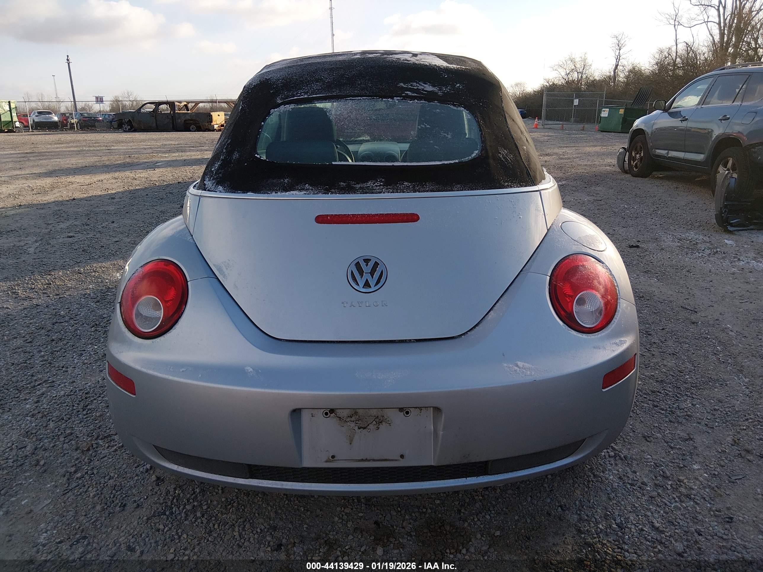 2007 Volkswagen New Beetle 2.5 Серебряный vin: 3VWRF31Y17M411374