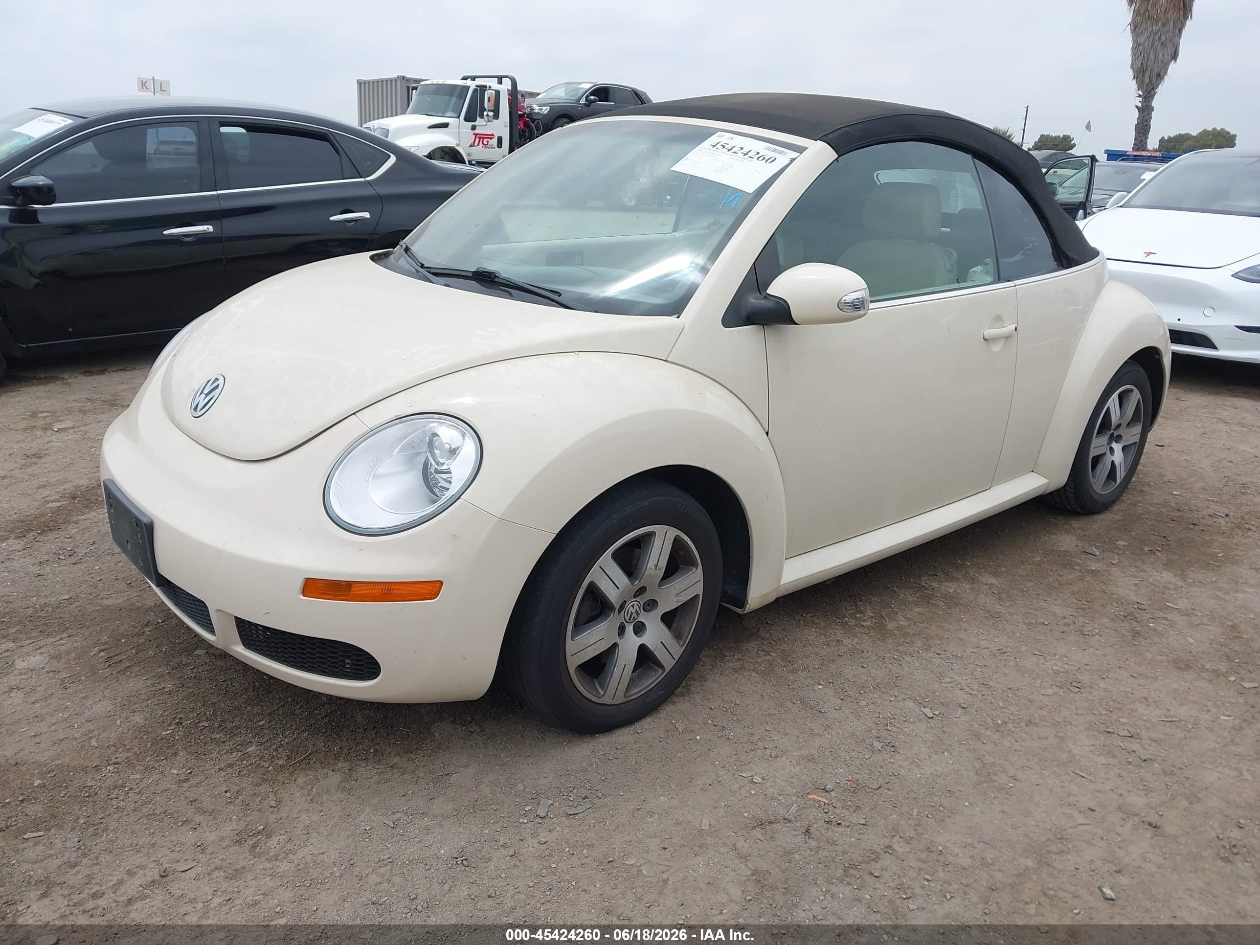 2006 Volkswagen New Beetle 2.5 Cream vin: 3VWRF31Y56M302589