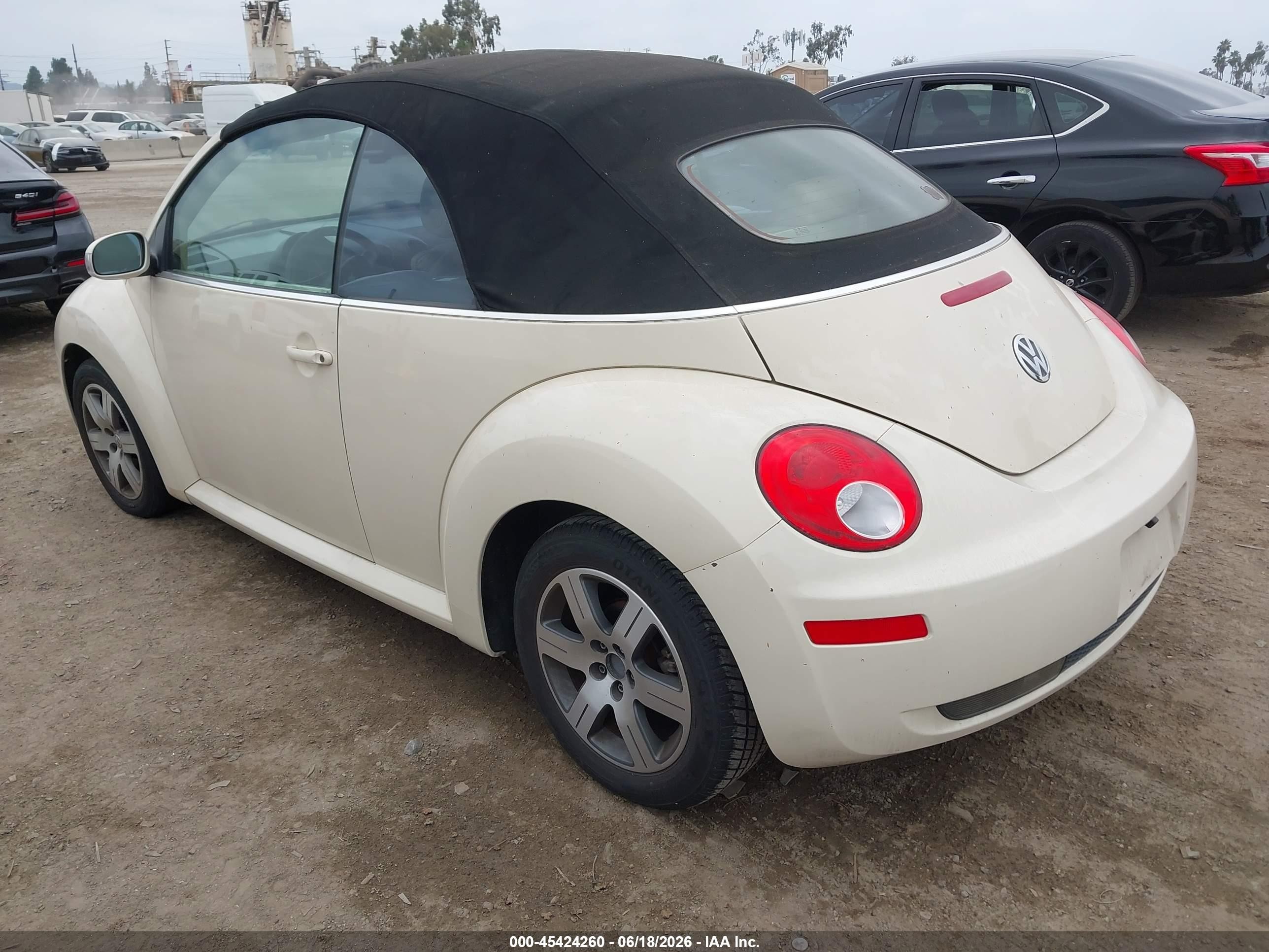 2006 Volkswagen New Beetle 2.5 Cream vin: 3VWRF31Y56M302589