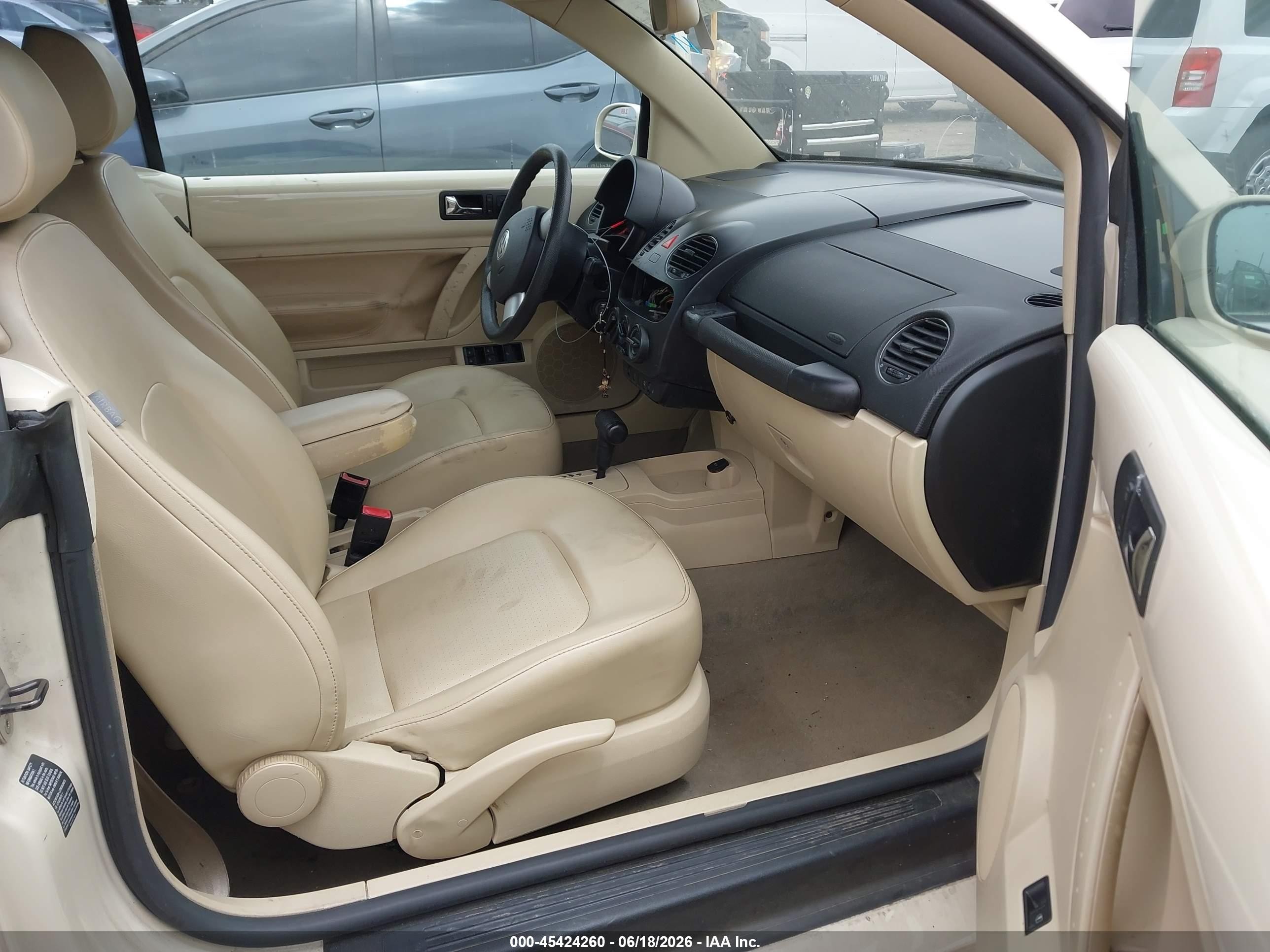2006 Volkswagen New Beetle 2.5 Cream vin: 3VWRF31Y56M302589