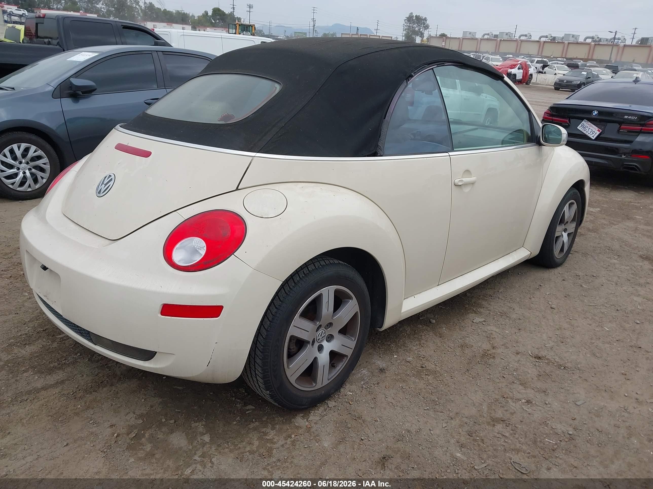 2006 Volkswagen New Beetle 2.5 Cream vin: 3VWRF31Y56M302589