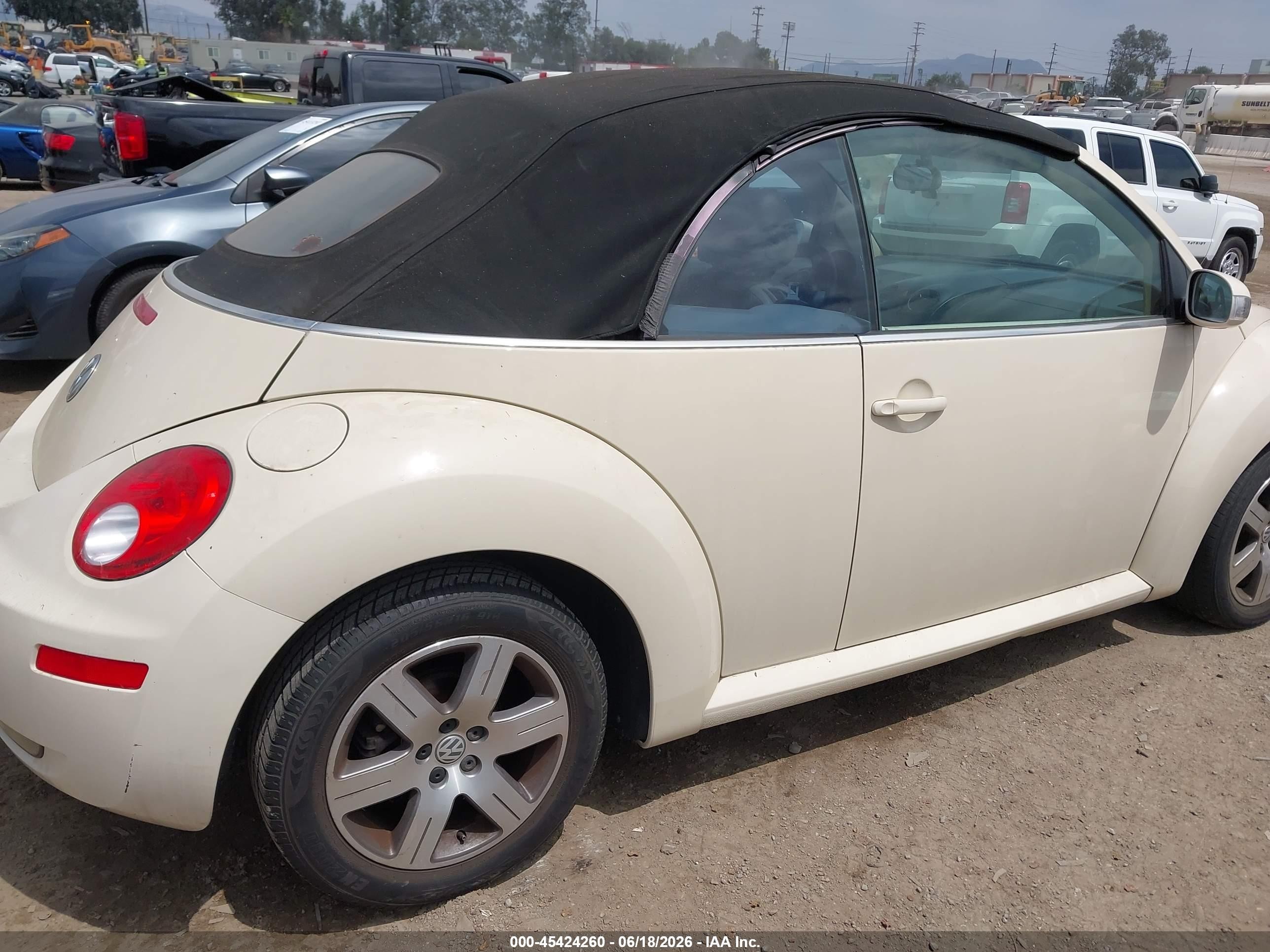 2006 Volkswagen New Beetle 2.5 Cream vin: 3VWRF31Y56M302589