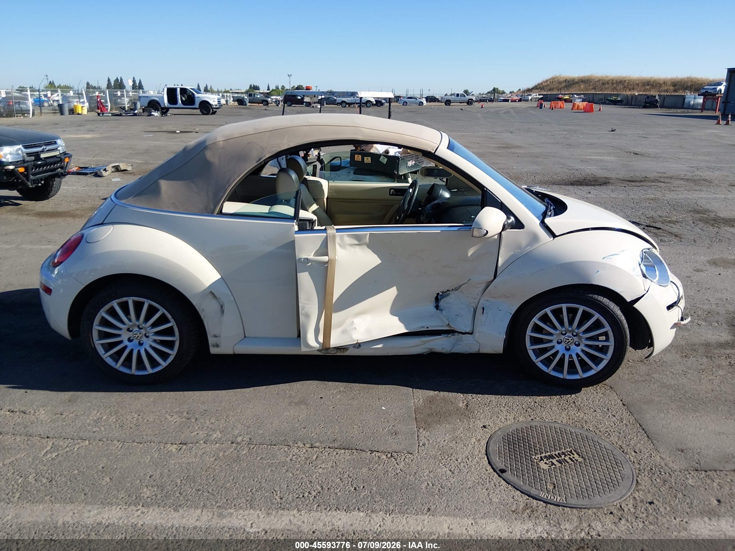 2007 Volkswagen New Beetle 2.5 (a6) Бежевый vin: 3VWRF31Y77M407961