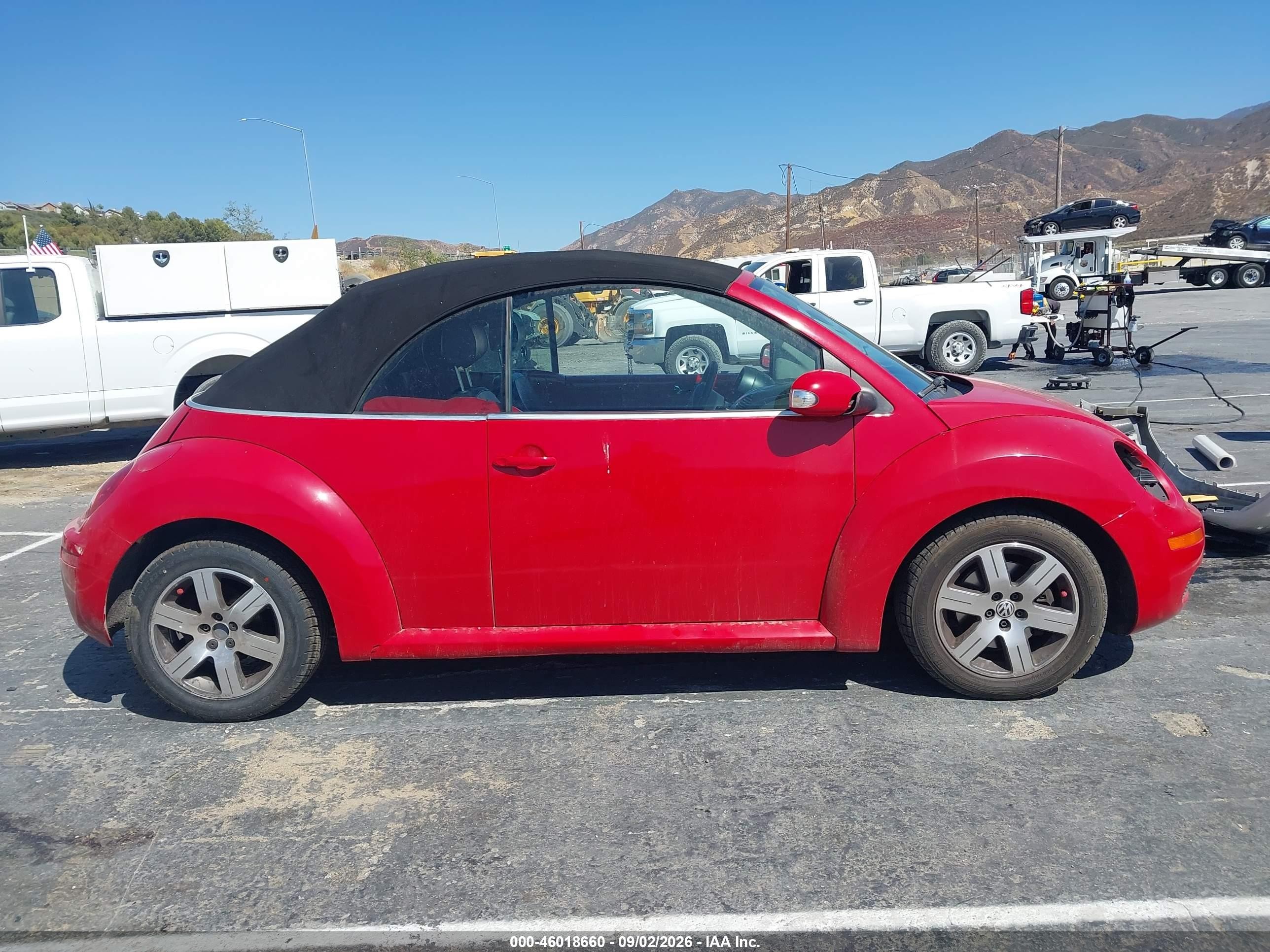 2006 Volkswagen New Beetle 2.5 Red vin: 3VWRF31Y96M305477