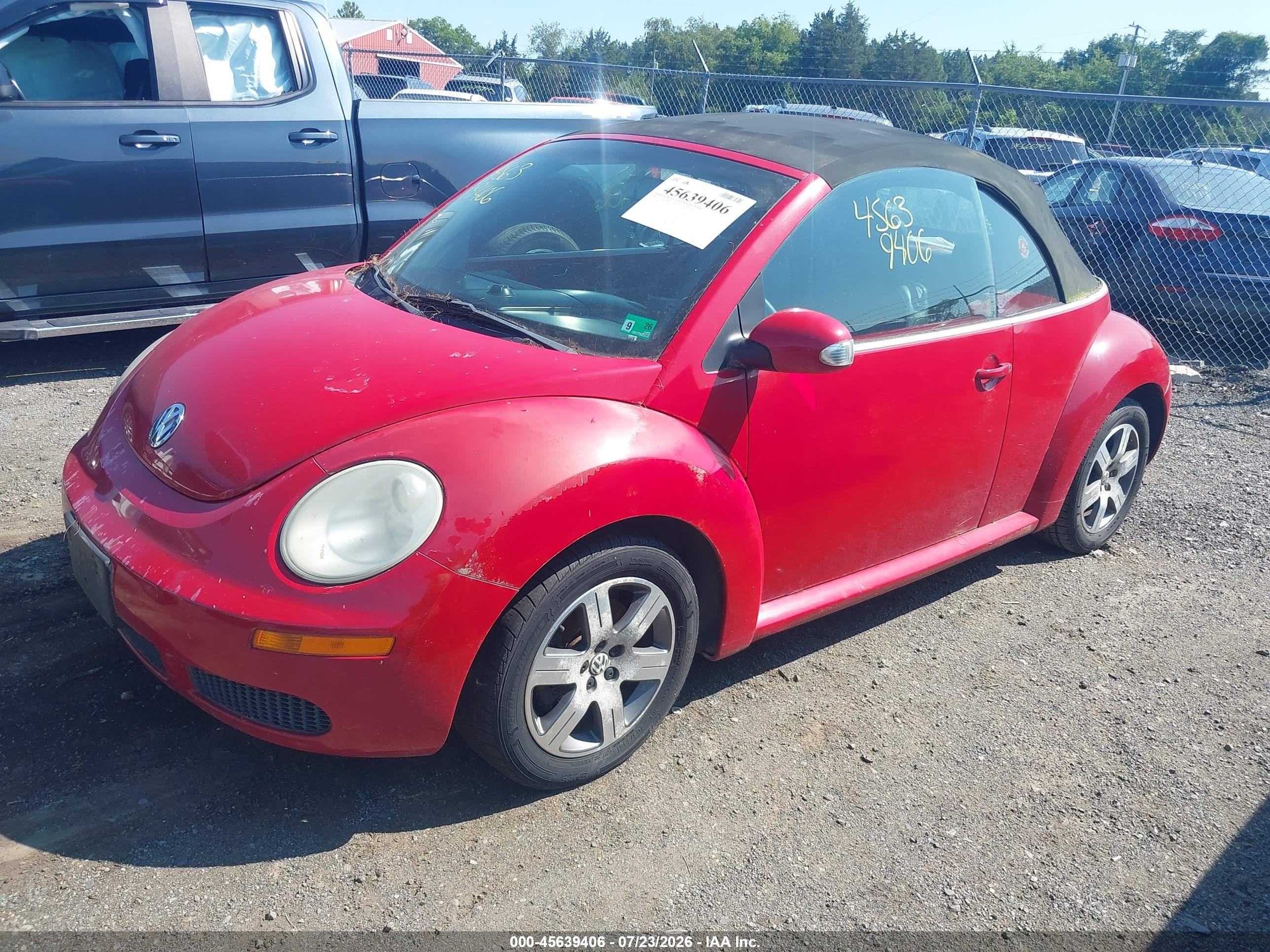 2006 Volkswagen New Beetle 2.5 Red vin: 3VWRF31YX6M310073