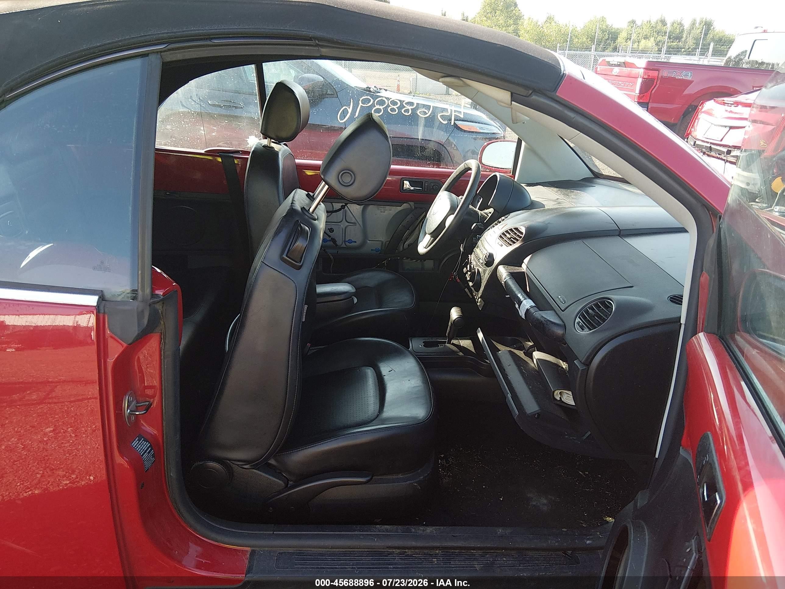 2006 Volkswagen New Beetle 2.5 Red vin: 3VWRF31YX6M332882