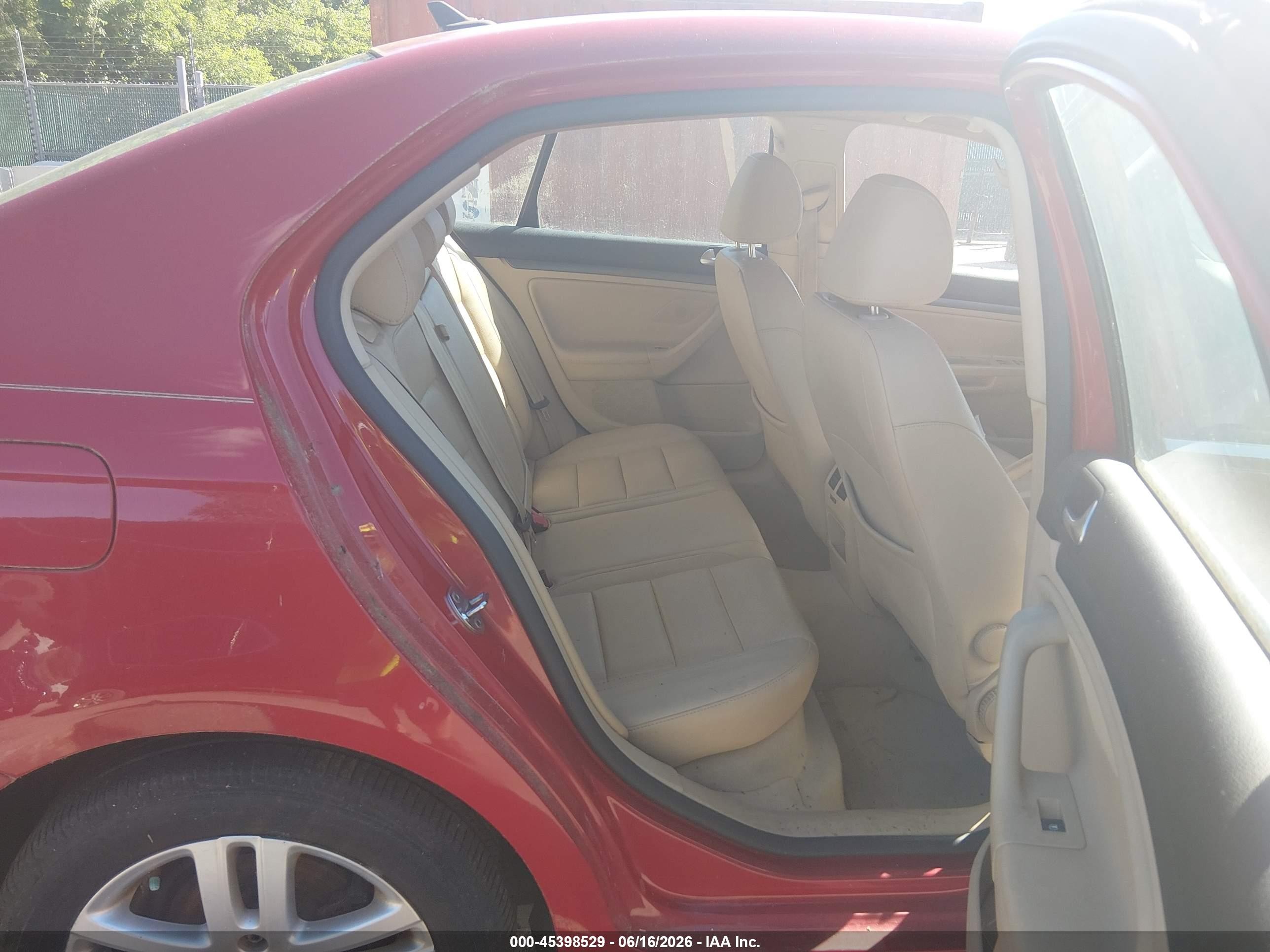 2007 Volkswagen Jetta 2.5 Red vin: 3VWRF71K87M167824