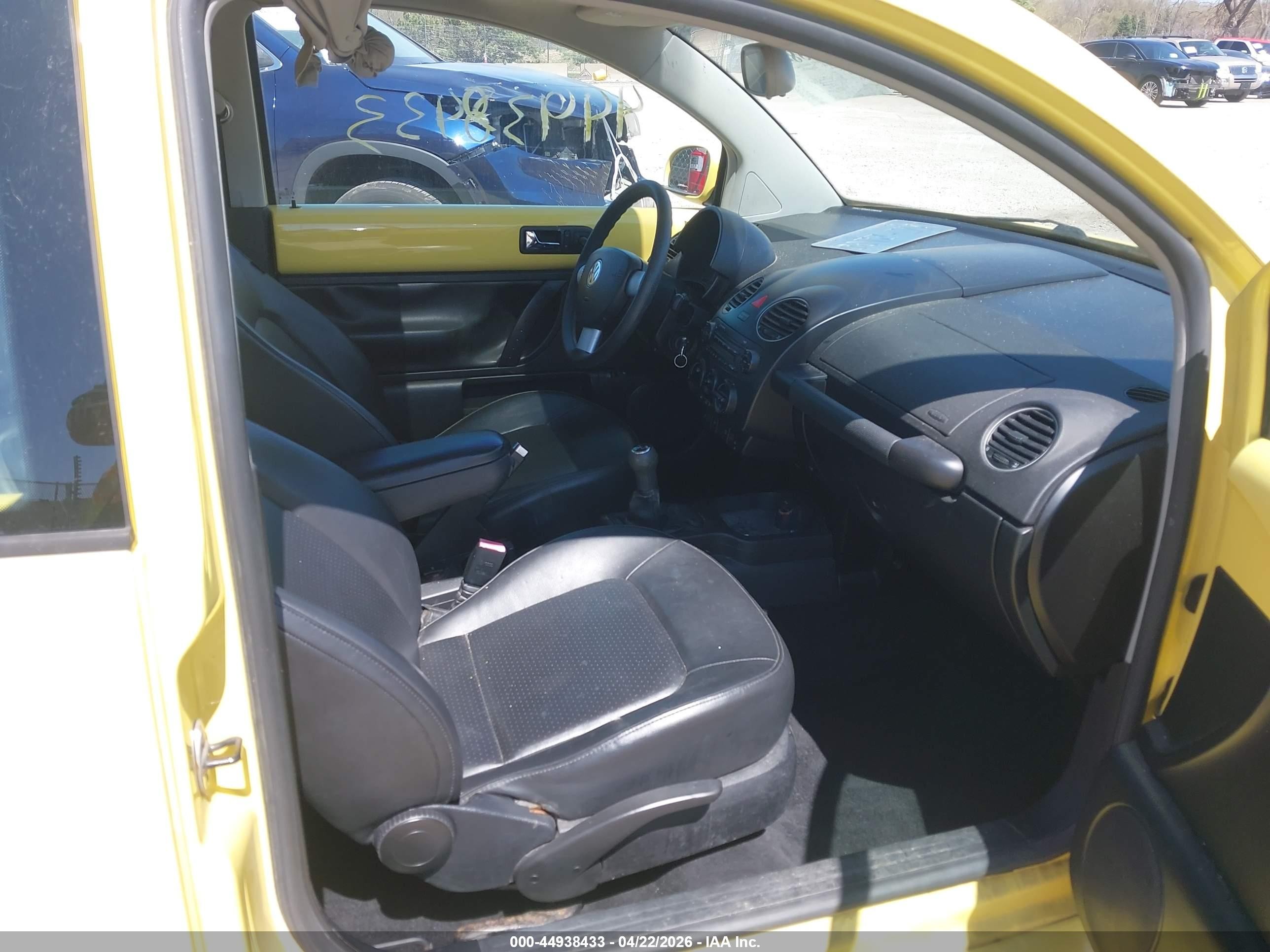 2008 Volkswagen New Beetle S Yellow vin: 3VWRG31C58M517992
