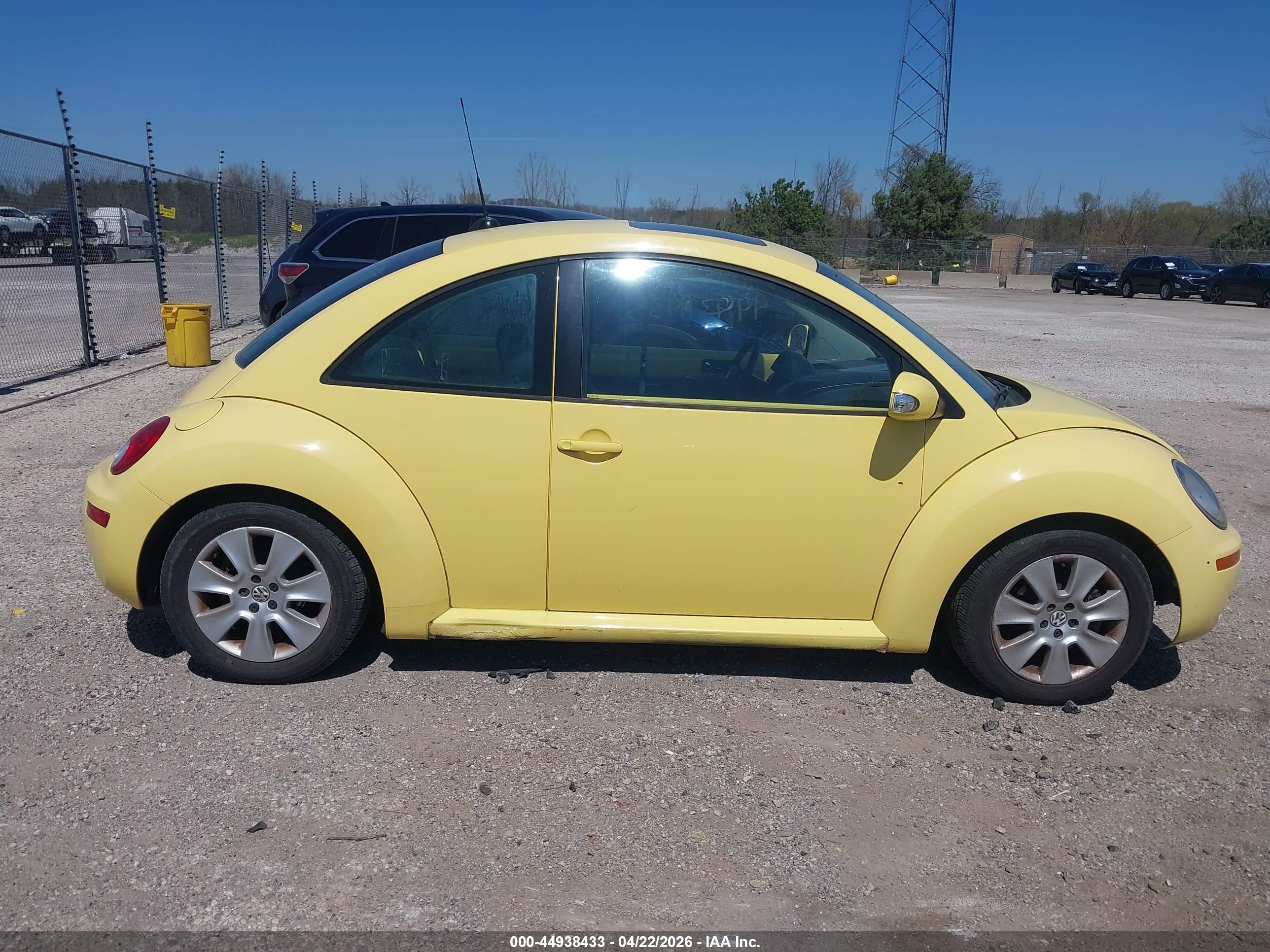 2008 Volkswagen New Beetle S Yellow vin: 3VWRG31C58M517992