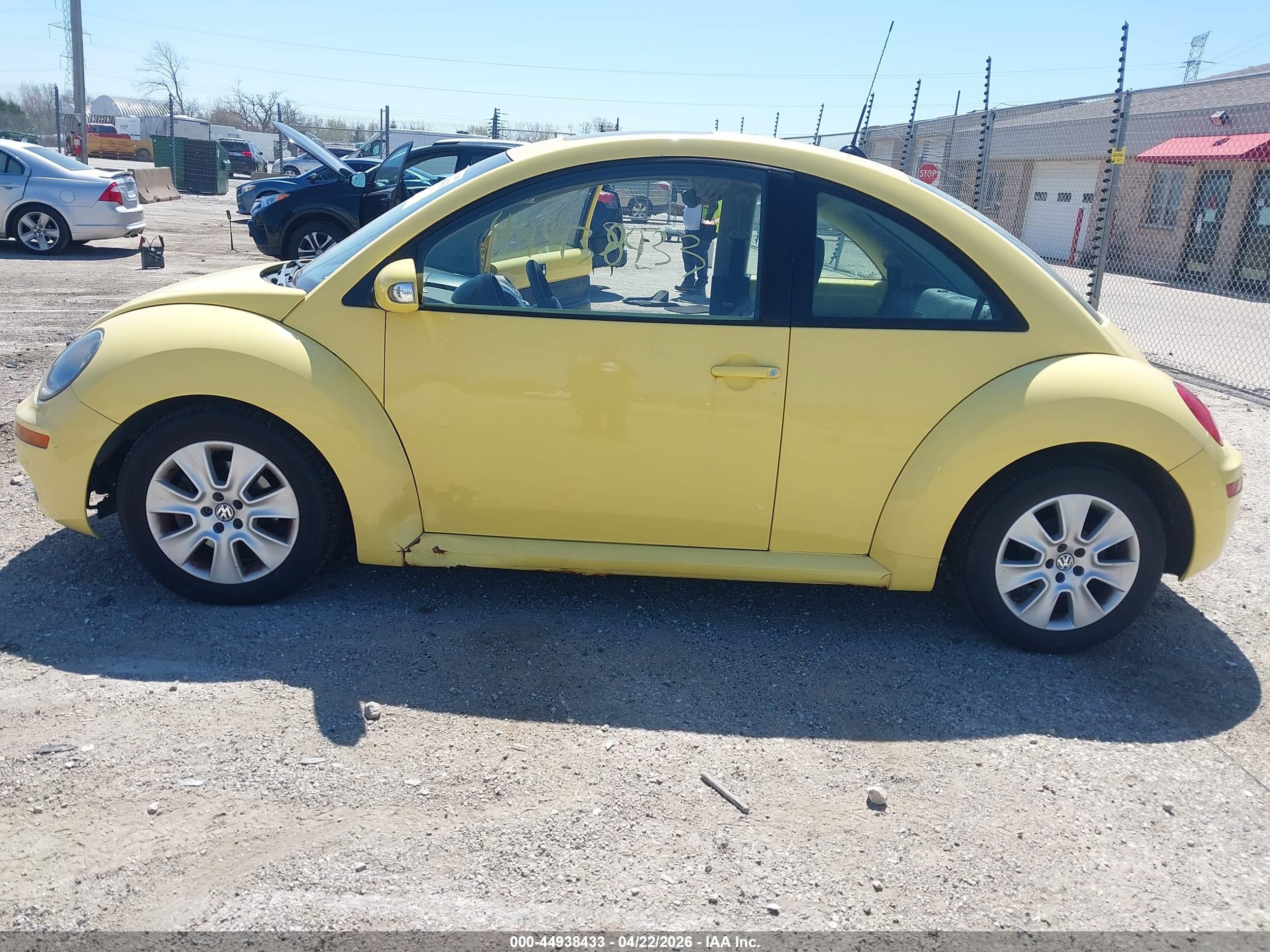 2008 Volkswagen New Beetle S Yellow vin: 3VWRG31C58M517992